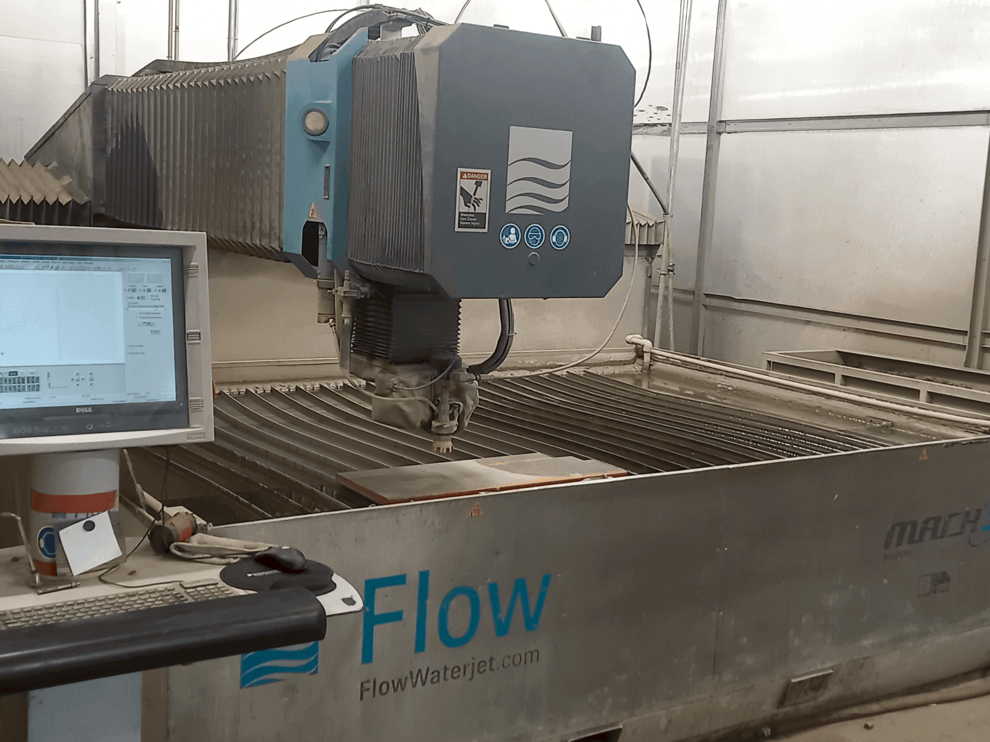 Makine Flow Mach 3-3020b - Önden görünüm
