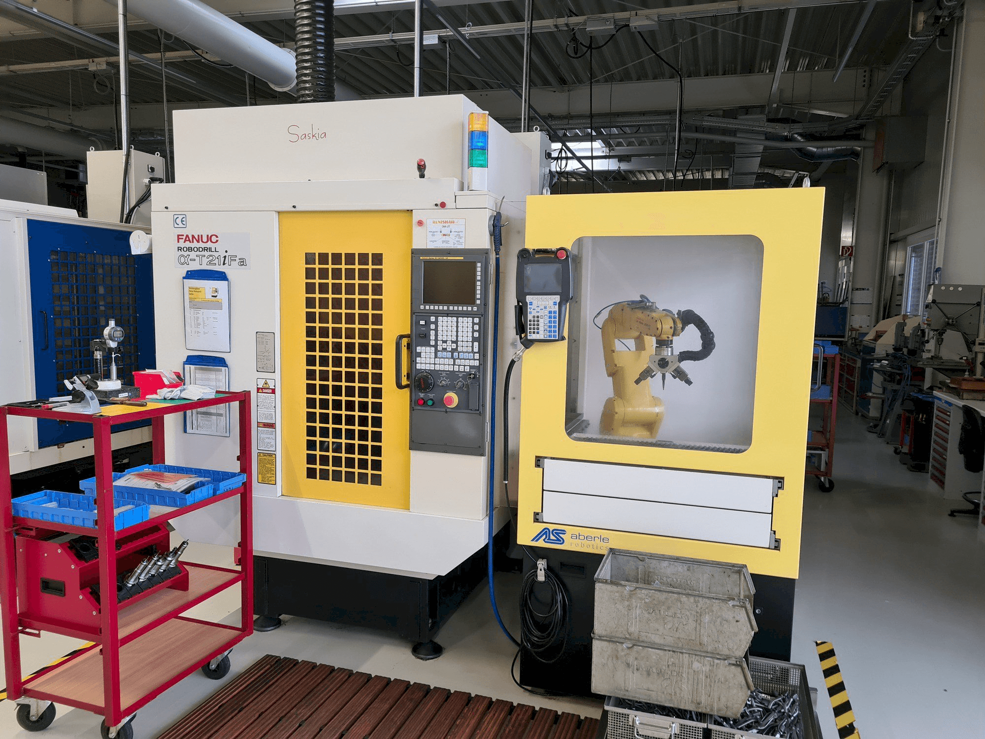 Makine FANUC Robodrill ALPHA T21iFA - Önden görünüm