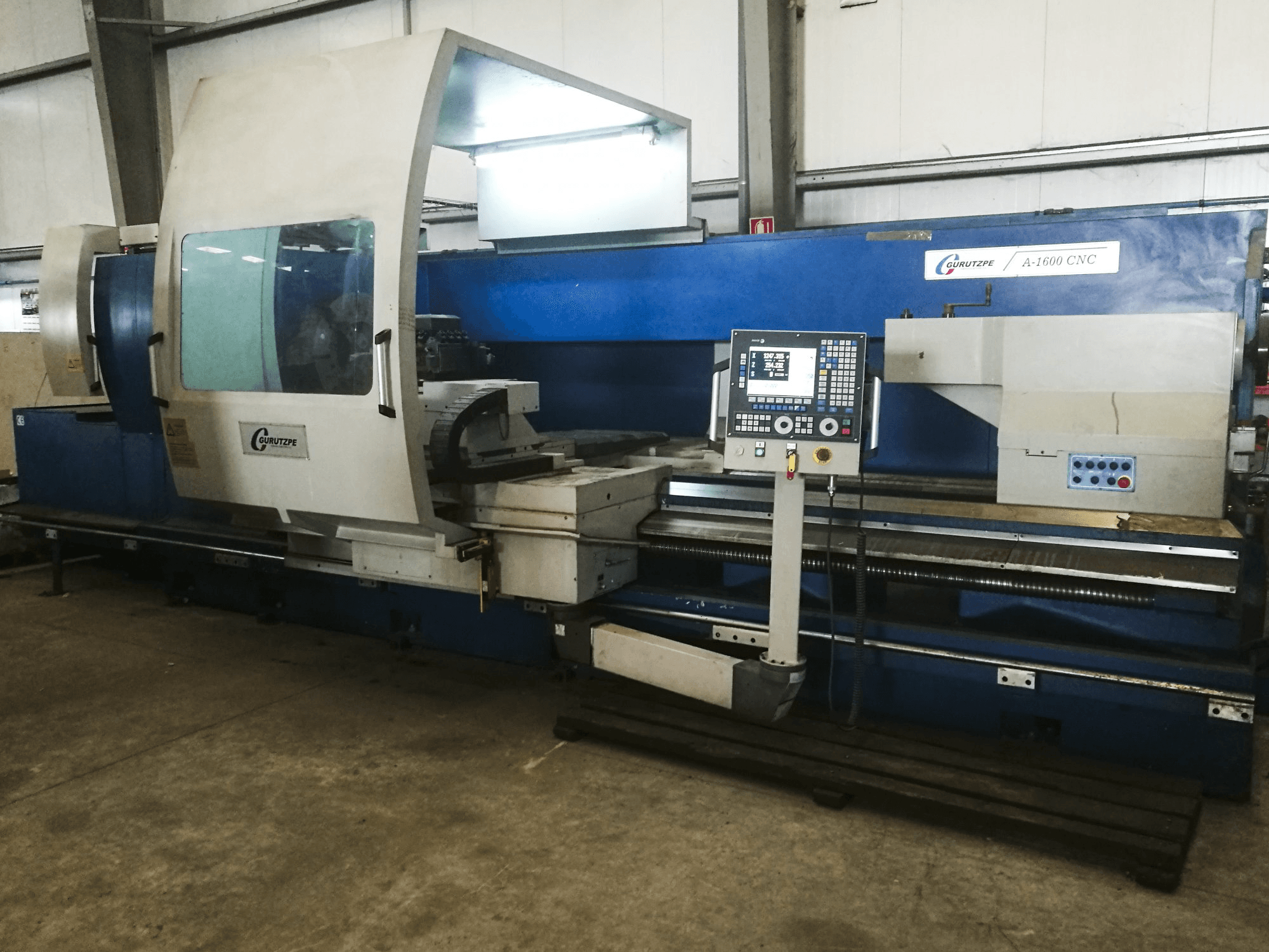 Makine Gurutzpe - Sol görünüm A-1600 CNC