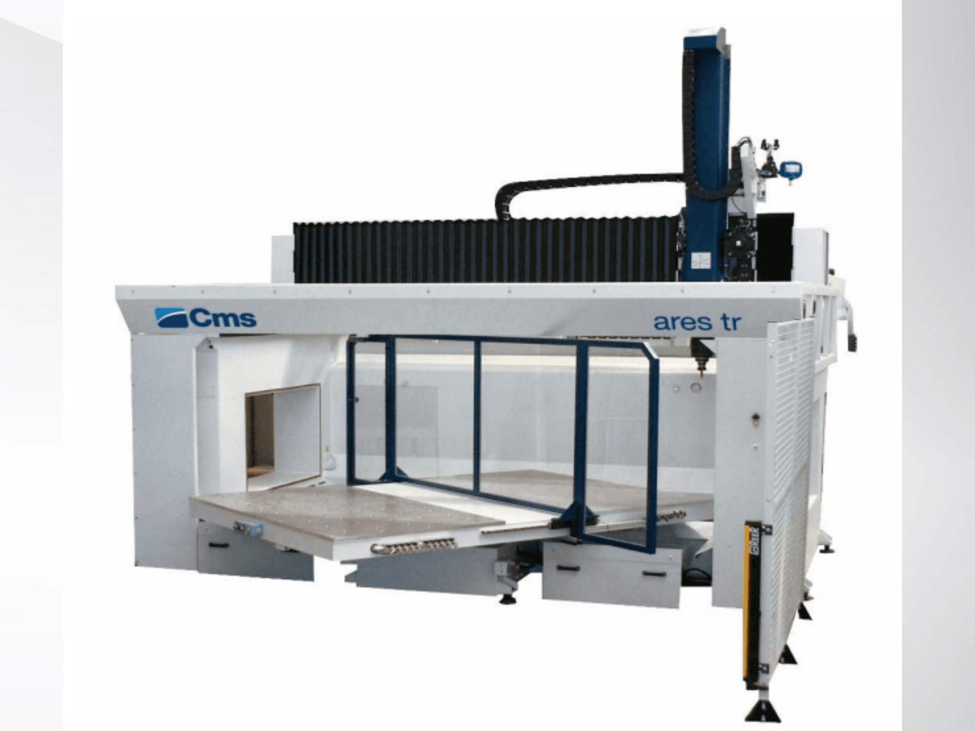 CMS Ares TR CNC makinesi, yandan görünüm, hassas kesim uygulamaları için geniş bir çalışma tablası ve kapalı tasarıma sahiptir.