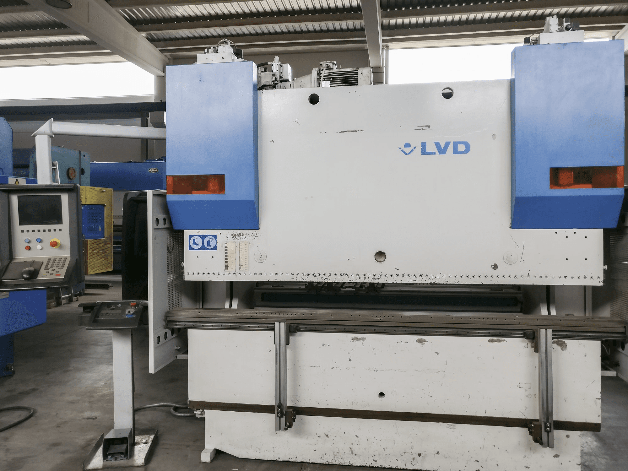 Makine LVD - Önden görünüm PPEB 80/25 CAD-CNC