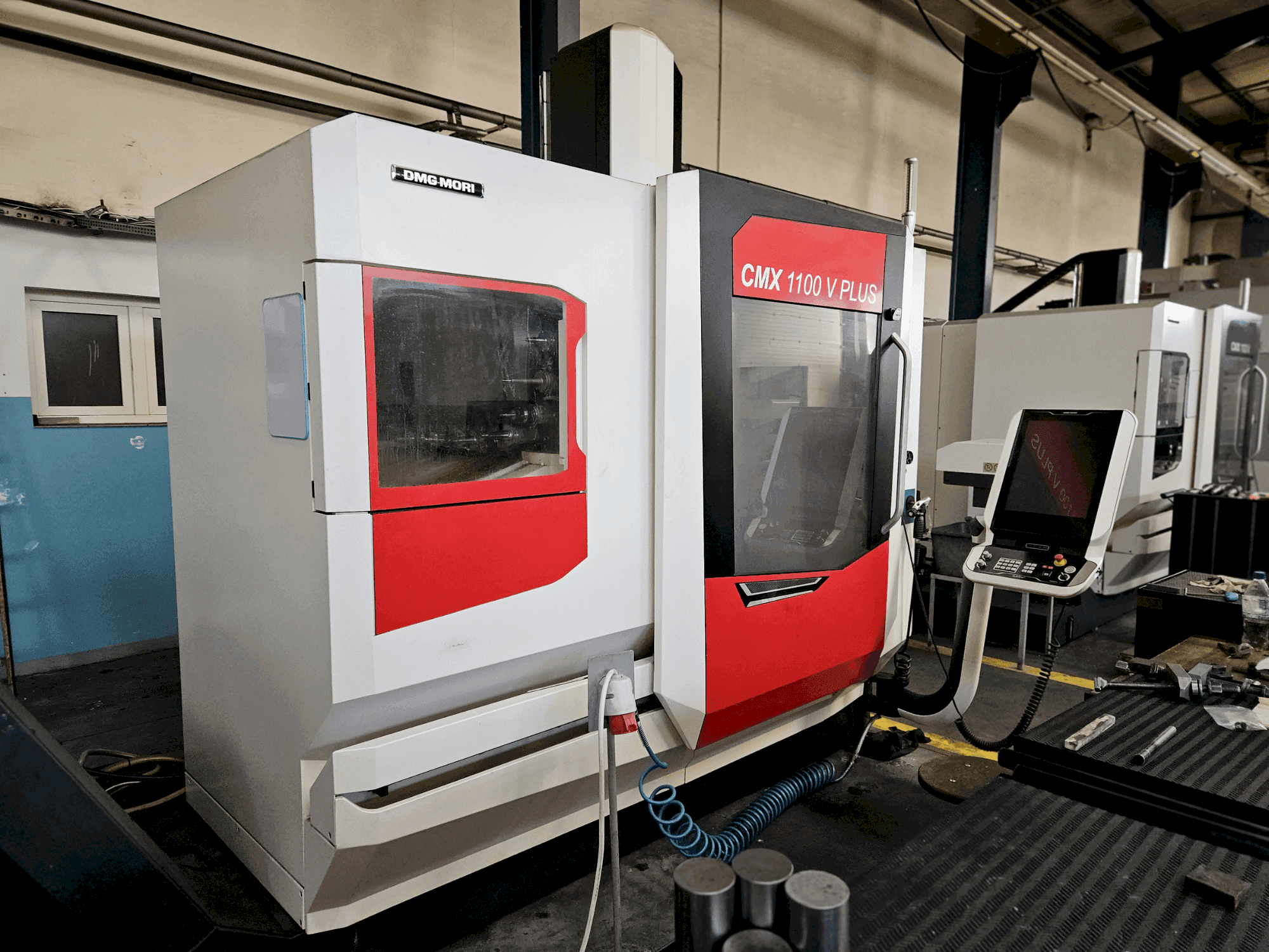 Makine DMG MORI CMX 1100 V - Önden görünüm