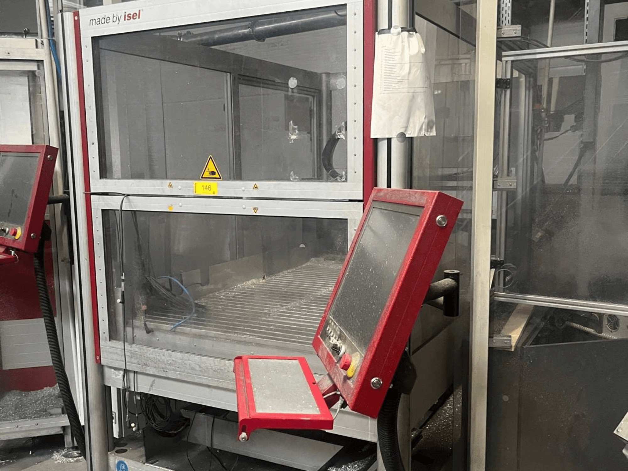 ISEL FLATCOM M 30 Dikey İşleme Merkezi; kontrol paneli, çalışma alanı ve güvenlik özelliklerini gösteren önden görünüm.