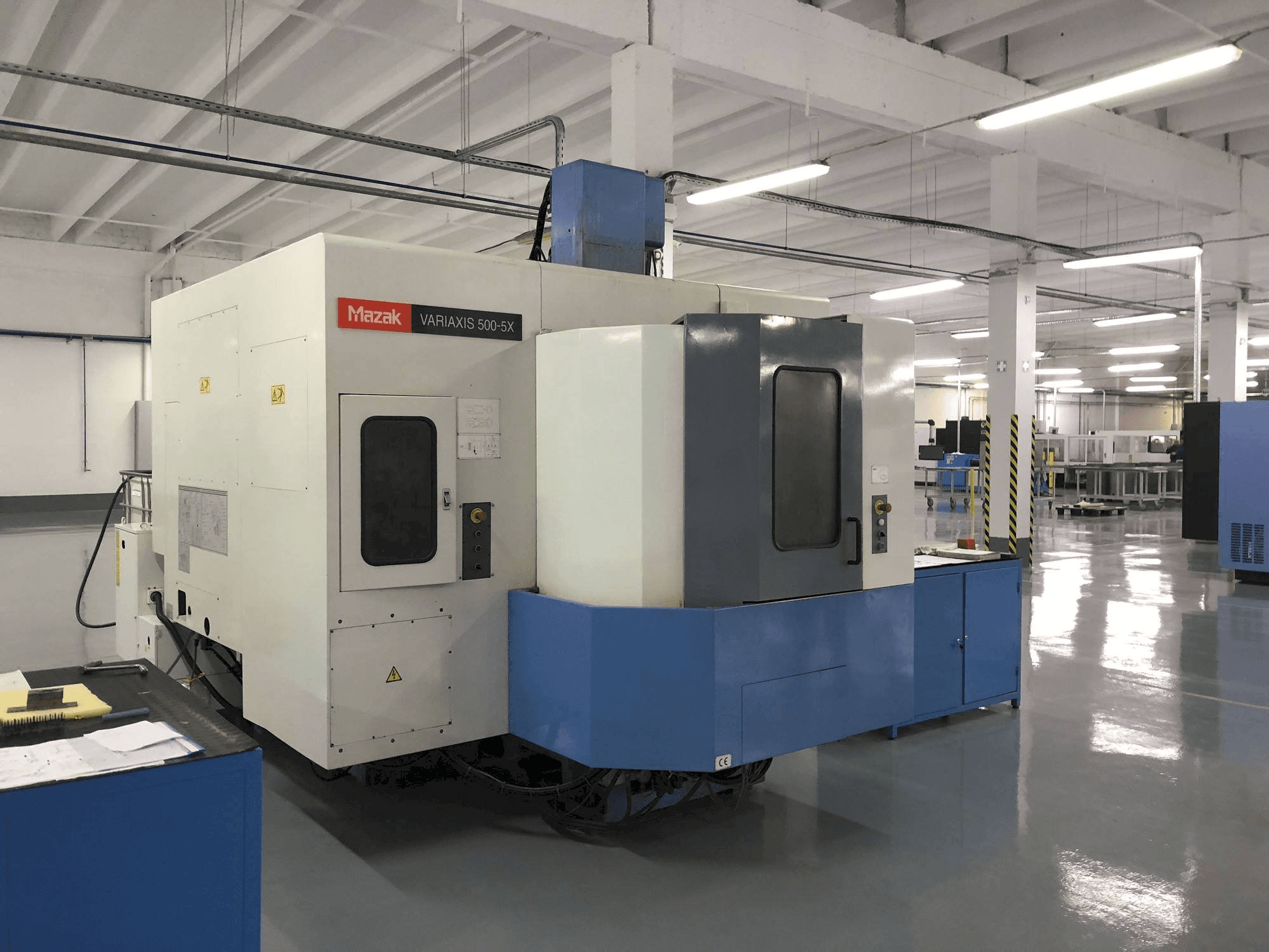 Makine Mazak VARIAXIS 500-5X - Önden görünüm