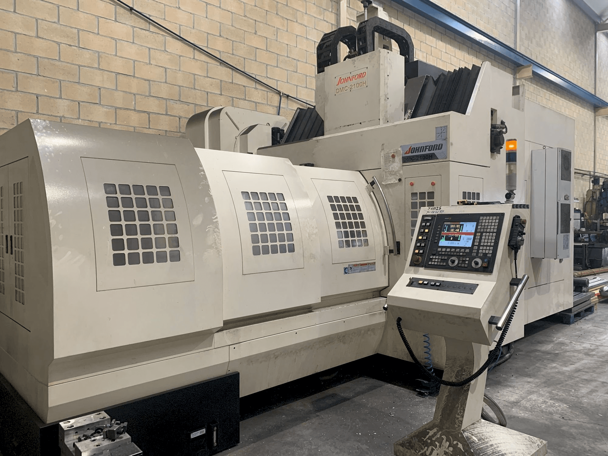 Makine Johnford DMC-2100H - Önden görünüm