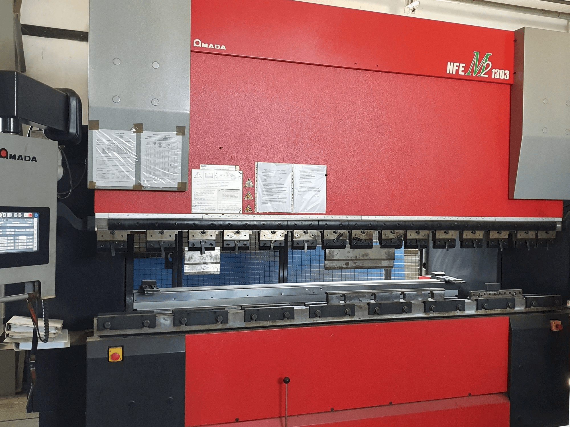 Makine AMADA HFE-1303M2 8 Axes - Önden görünüm