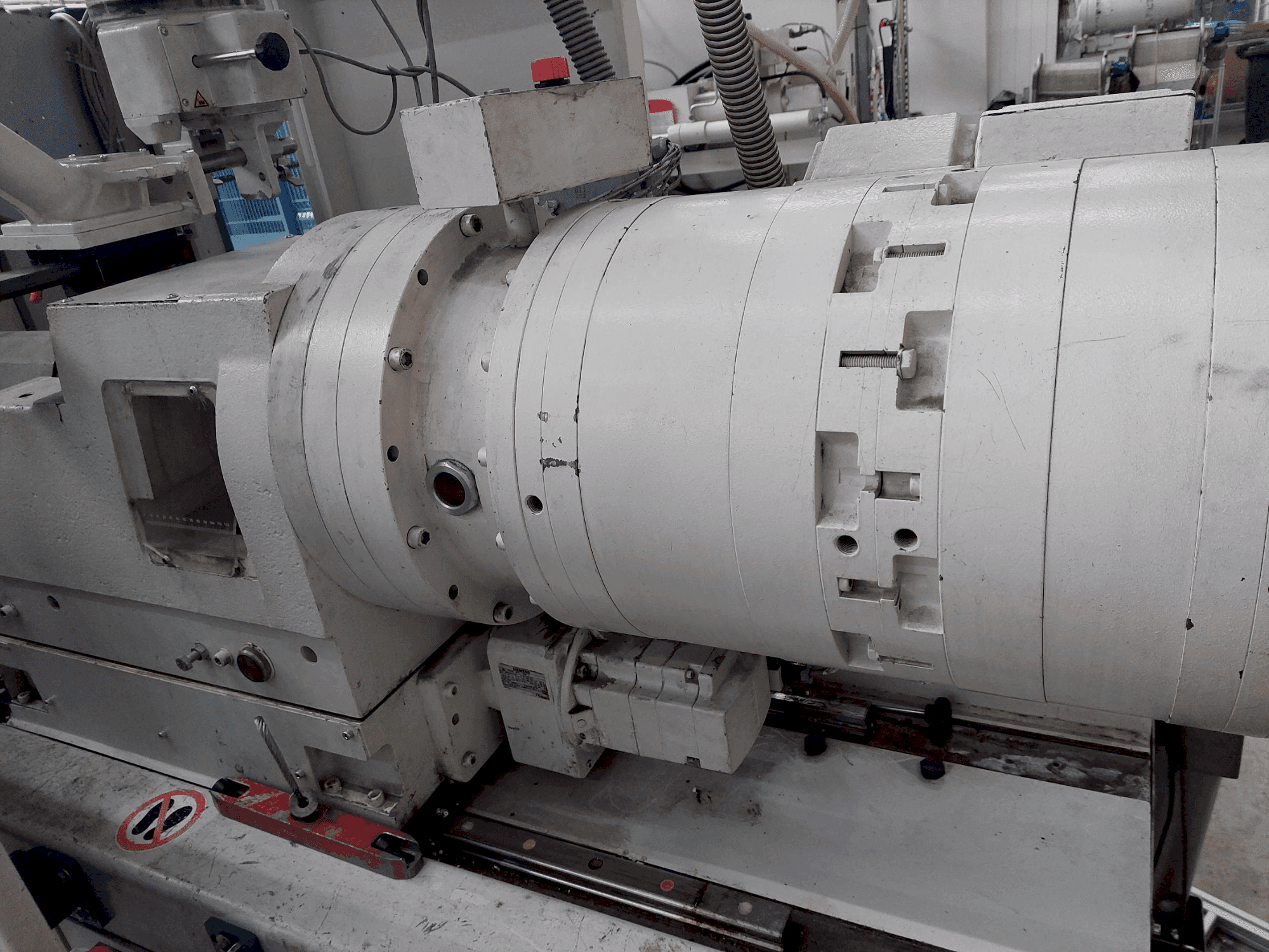 Makine Krauss Maffei 80-180 EX - Önden görünüm