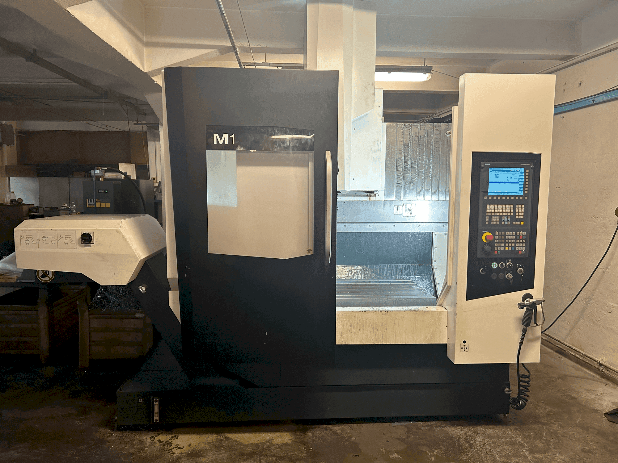 Makine DMG MORI M1 - Önden görünüm