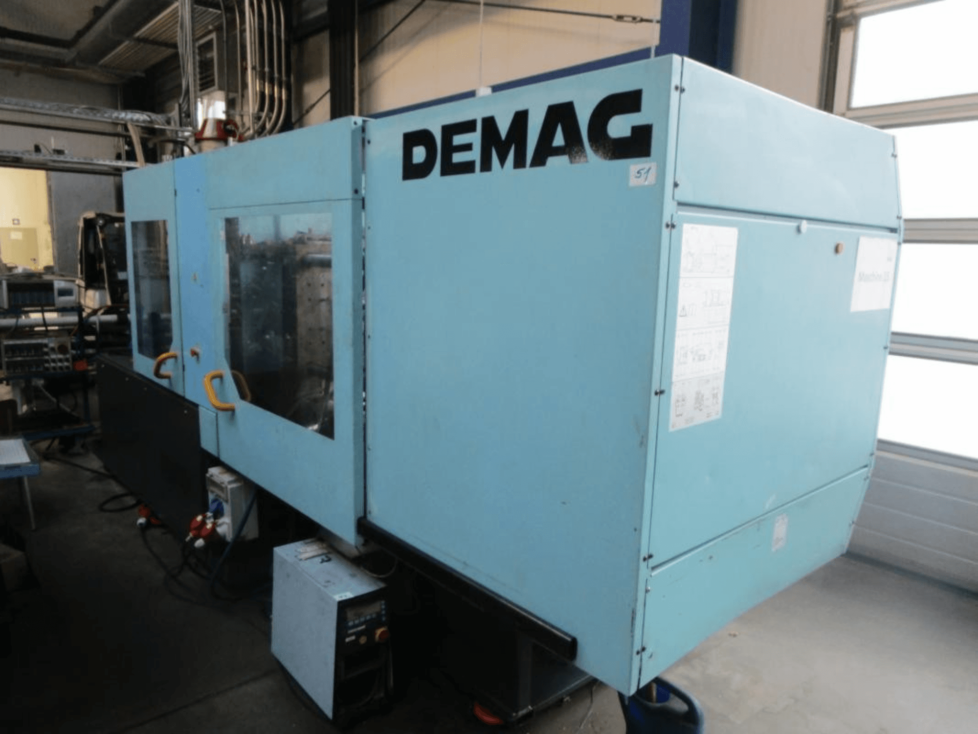 DEMAG Ergotech 150-610 Viva hidrolik enjeksiyon kalıplama makinesinin önden görünümü; kontrol paneli ve tutamaklar açıkça görülmektedir.