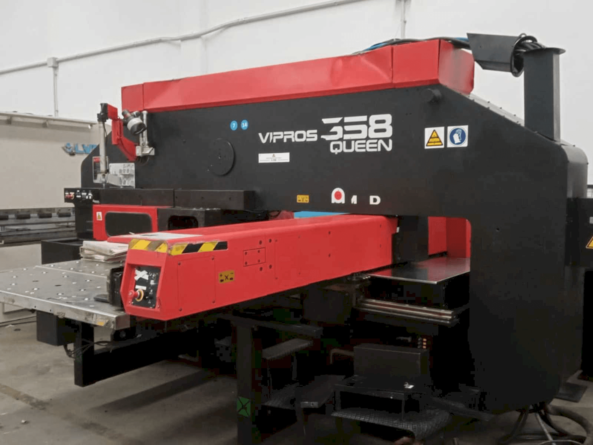 Makine AMADA Vipros 358 Queen - Önden görünüm