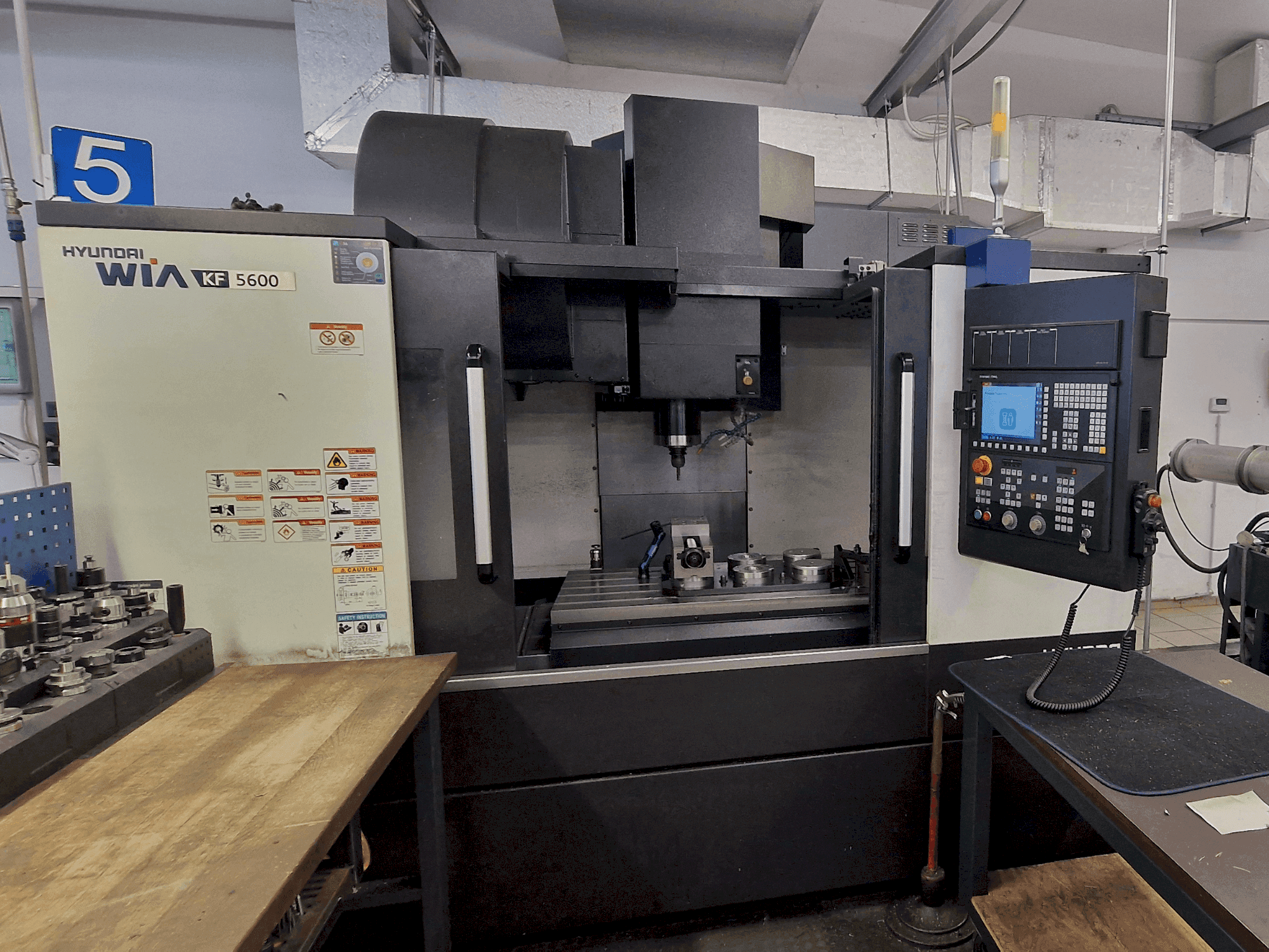 Makine Hyundai WIA KF 5600 - Önden görünüm