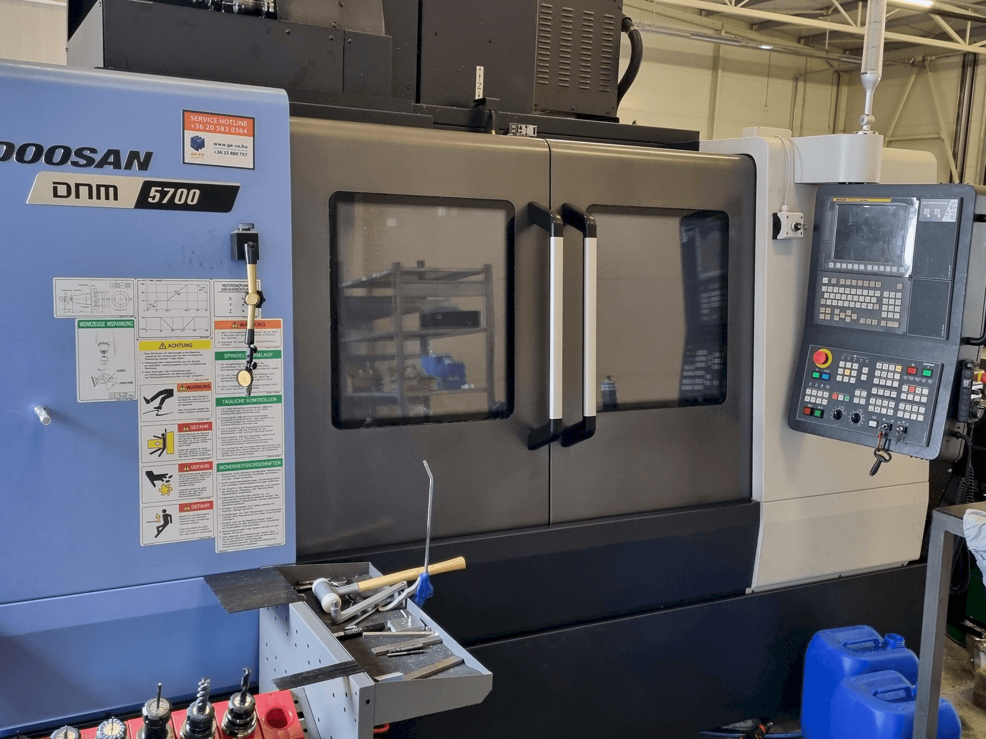 Makine DOOSAN DNM 5700 - Önden görünüm