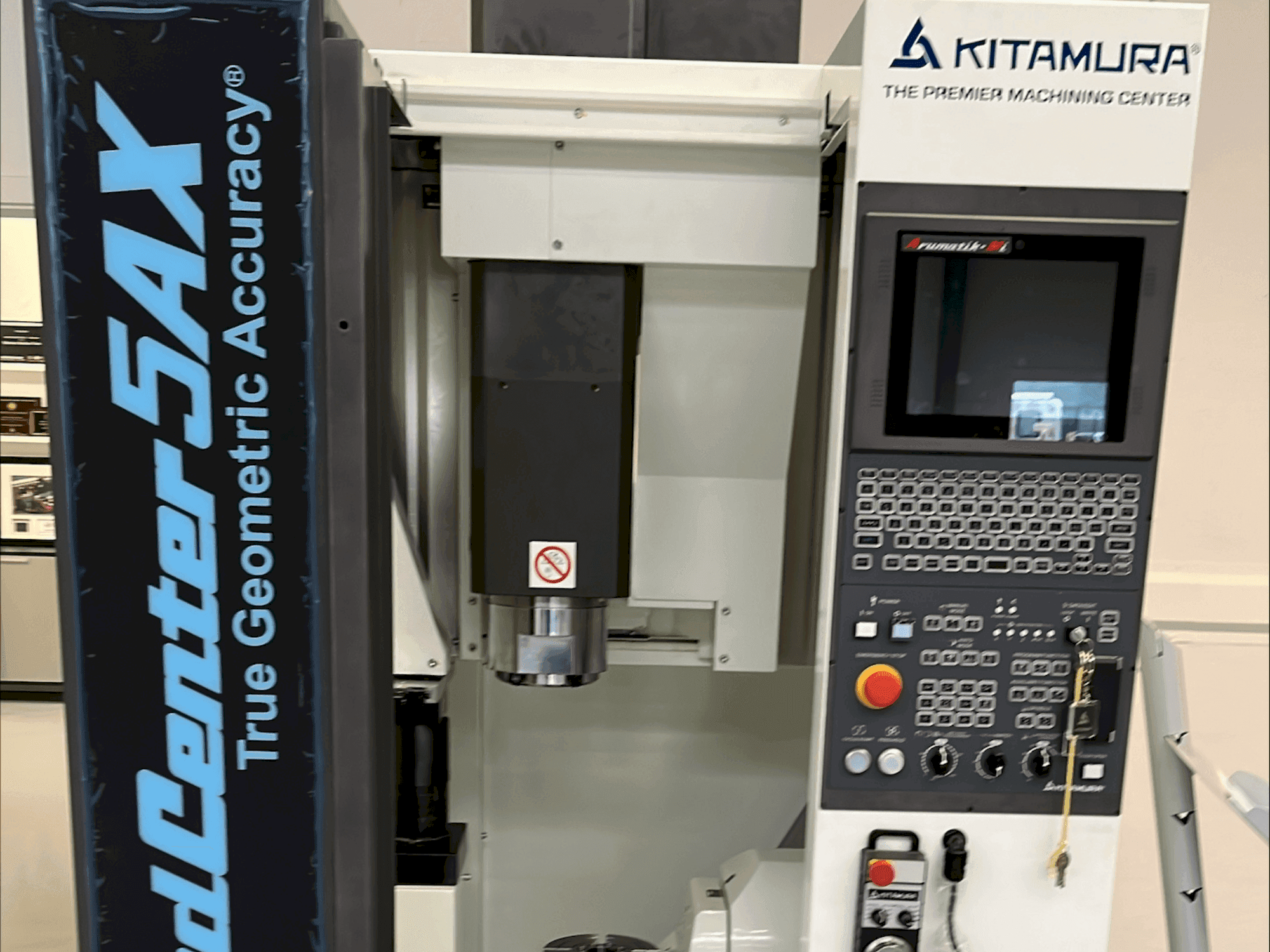 Makine Kitamura Medcenter 5AX - Önden görünüm