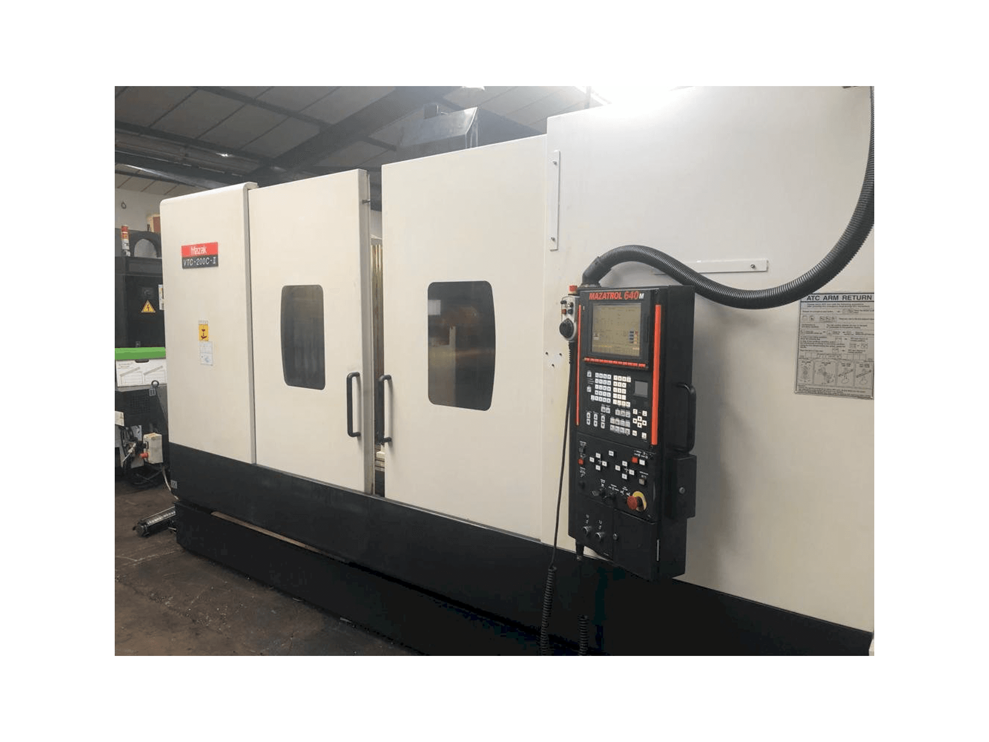 Makine Mazak VTC-200C-II - Önden görünüm