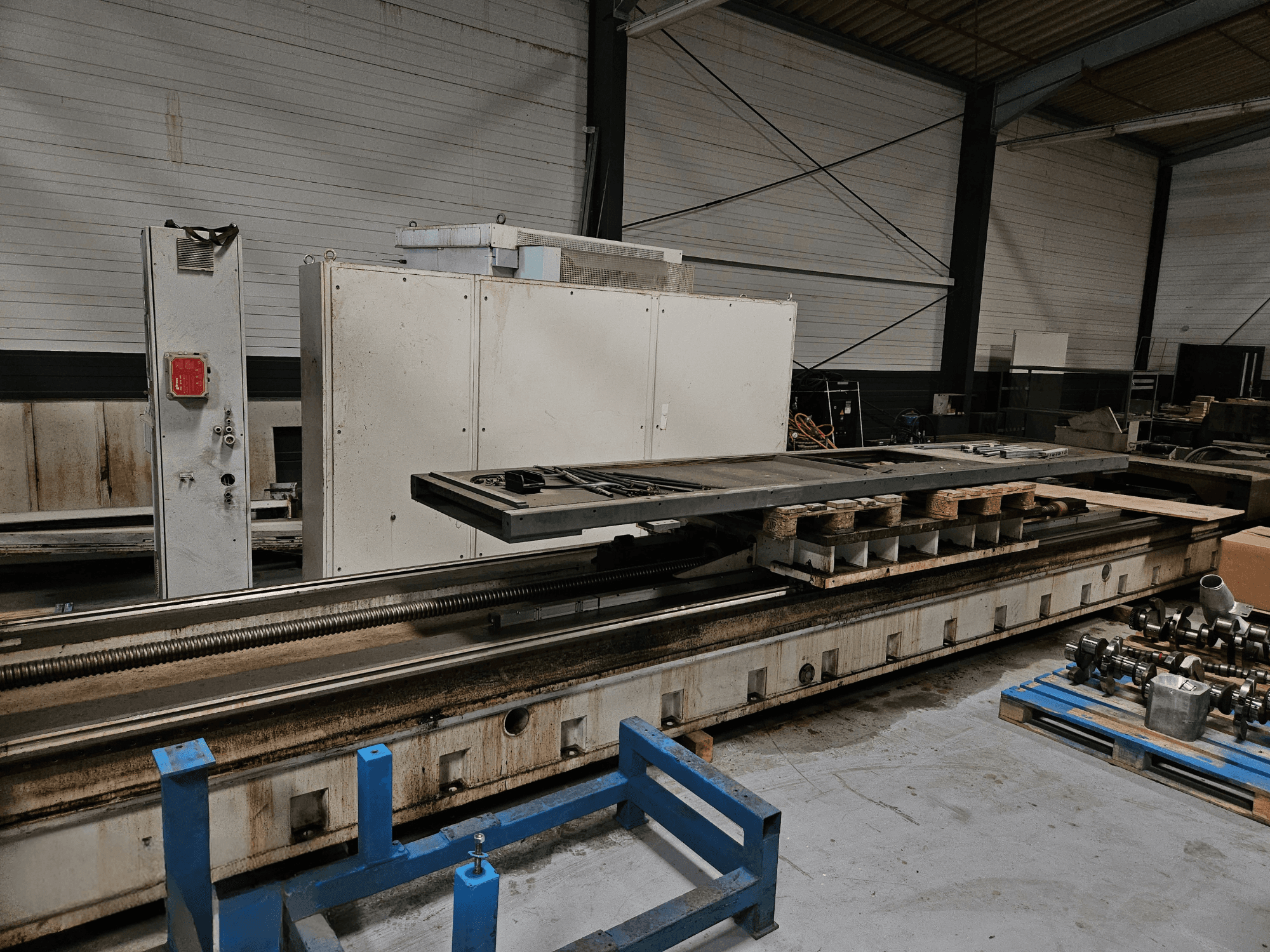 SHW UFZ 6L yatak tipi freze makinesinin önden görünümü, büyük freze tablasını ve kontrol panelini sergiliyor.
