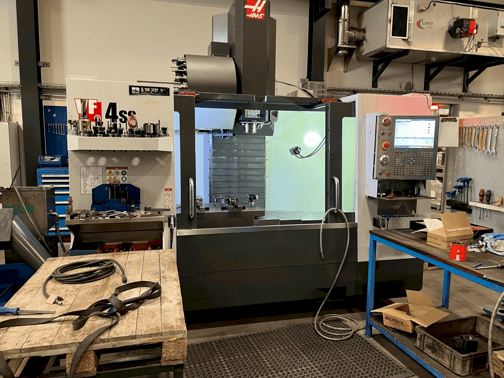 Makine HAAS VF-4SS - Önden görünüm