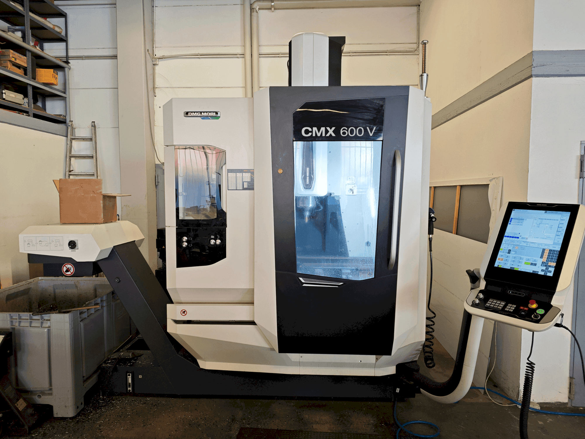 Makine DMG MORI CMX 600 V - Önden görünüm