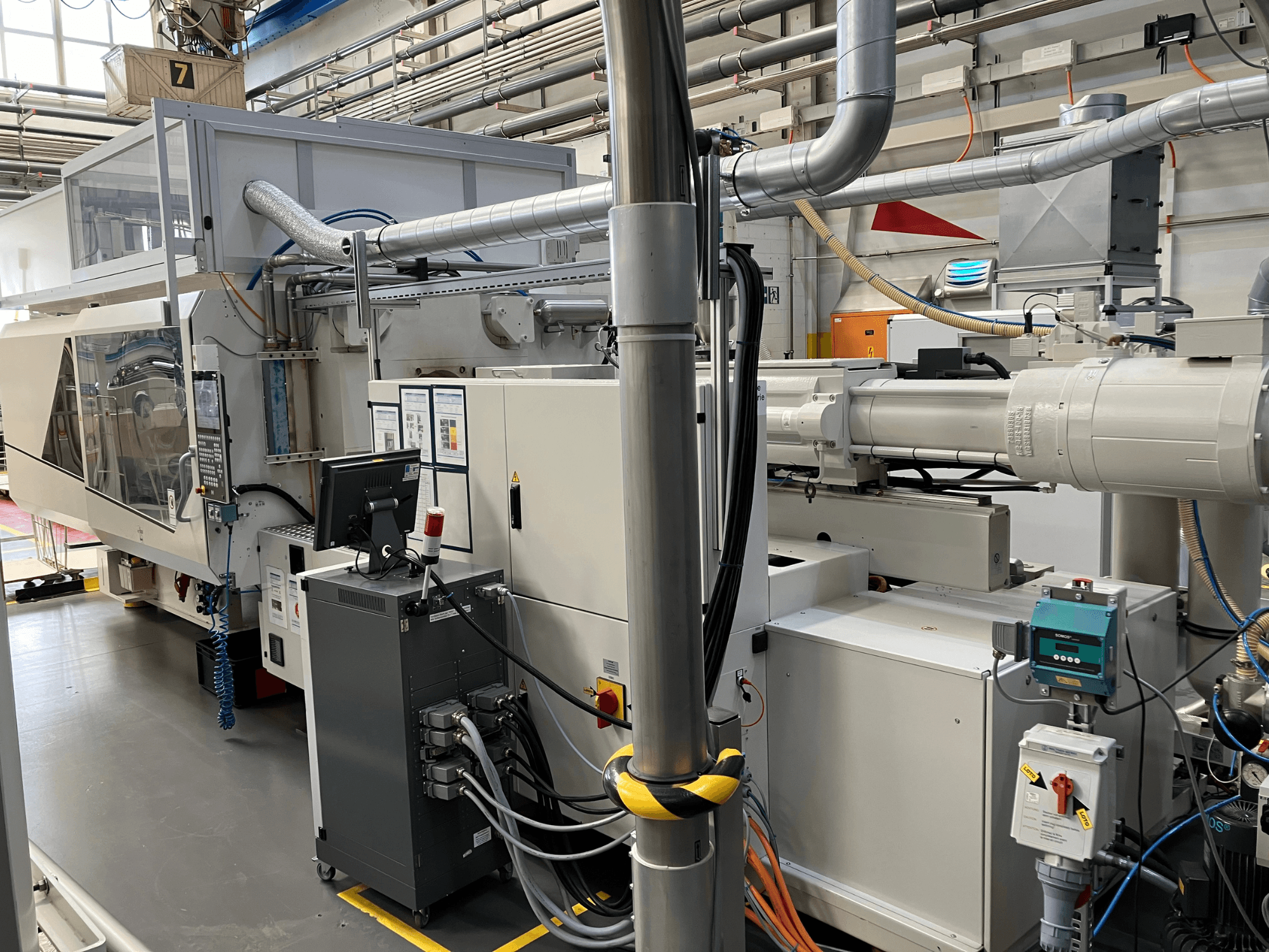 Kontrol panelli endüstriyel makine, önden görünüm, borular, elektrikli bileşenler ve güvenlik özellikleri.