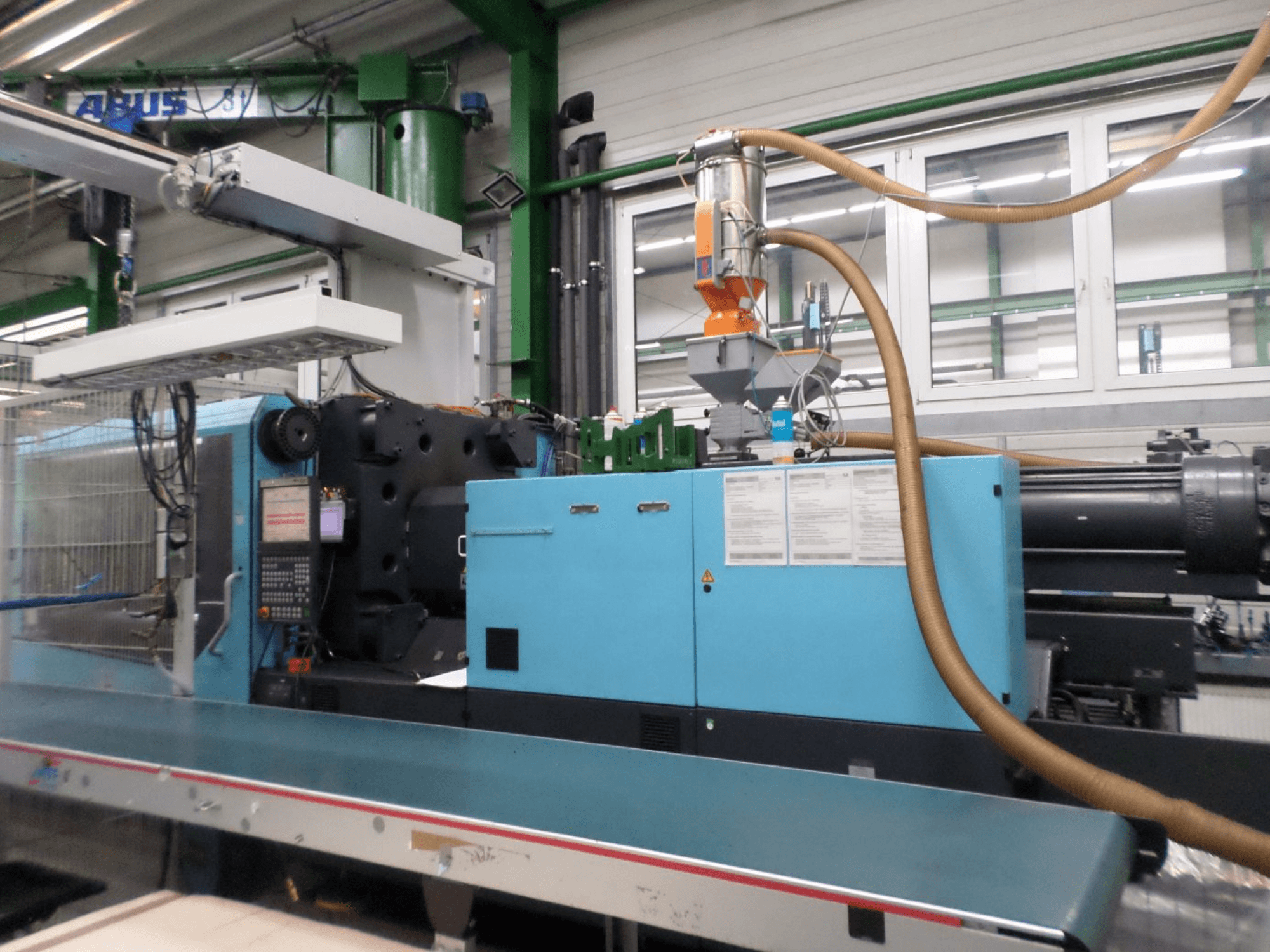 DEMAG D 420 hidrolik enjeksiyon kalıplama makinesinin önden görünümü; kontrol paneli, besleme hunisi ve hidrolik bileşenleri gösterilmektedir.
