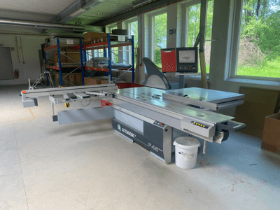 ALTENDORF F45 kayar tablalı testere, önden görünüm, ayarlanabilir kayar tabla, dijital ekran ve kontrol paneli görünür.