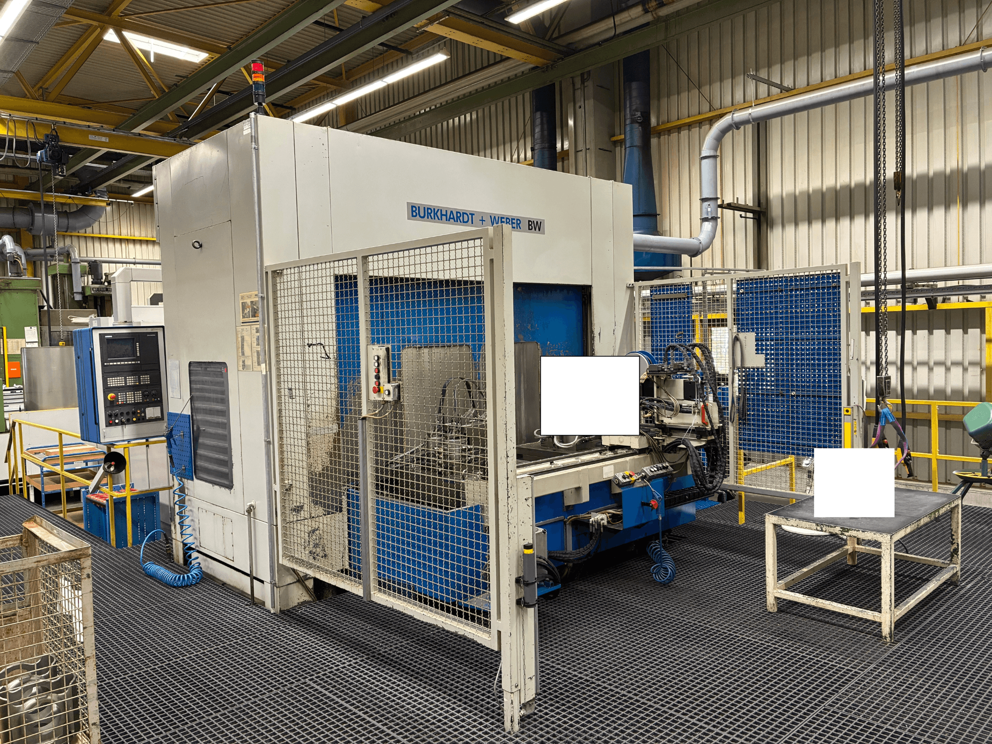 Burkhardt + Weber BW işleme merkezi, önden görünüm, kontrol paneli ve güvenlik muhafazası, endüstriyel ortamda.