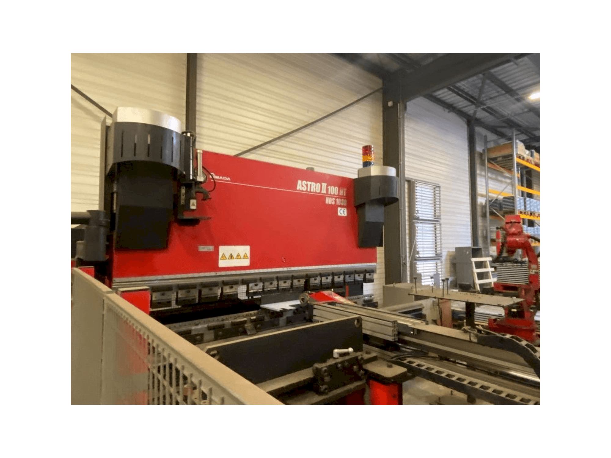Makine AMADA ASTRO 100NT - Önden görünüm