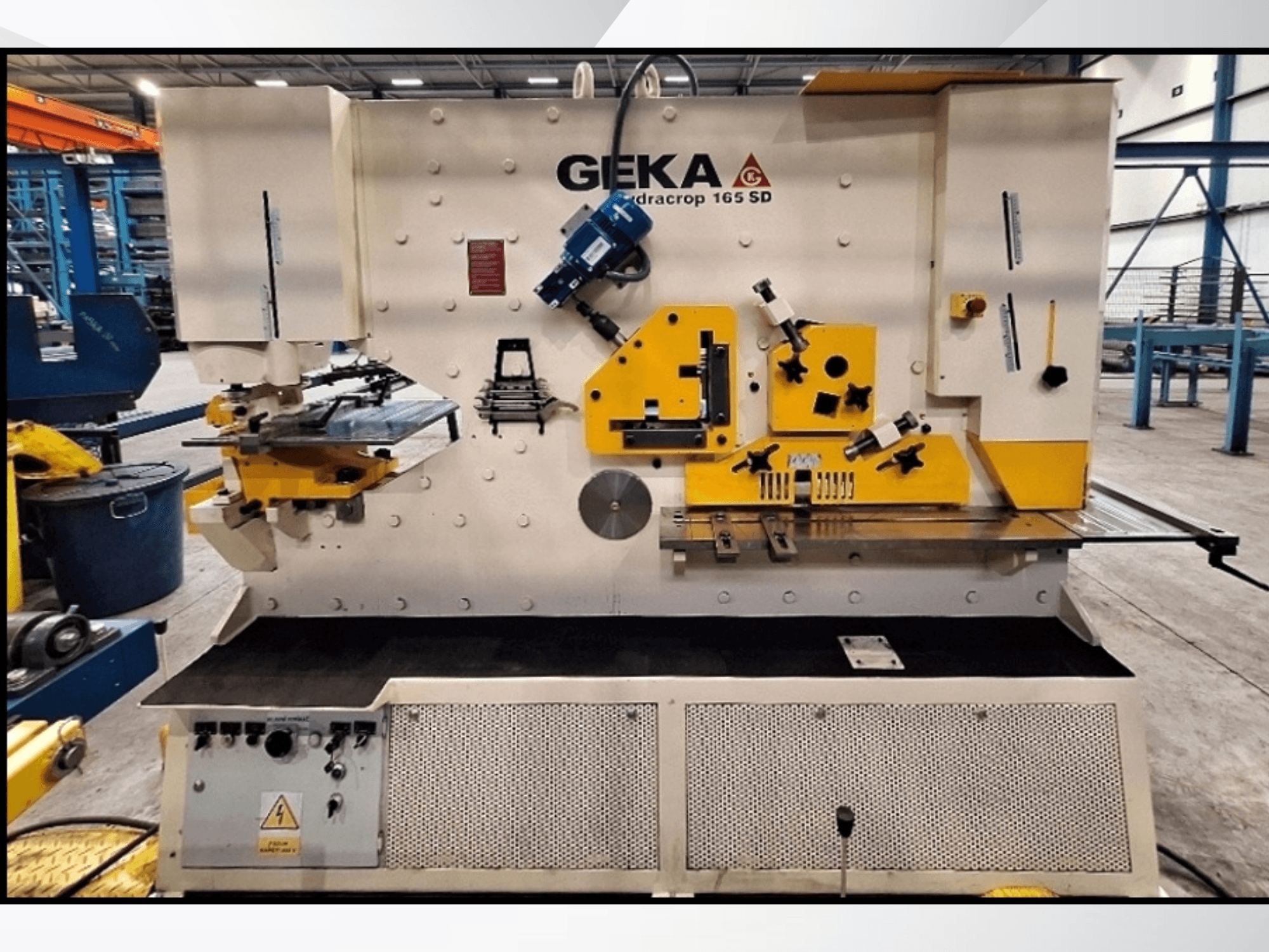 GEKA HYDRACROP 165/300 SD CNC kesme makinesinin önden görünümü; kontrol paneli ve kesme özellikleri gösterilmektedir.