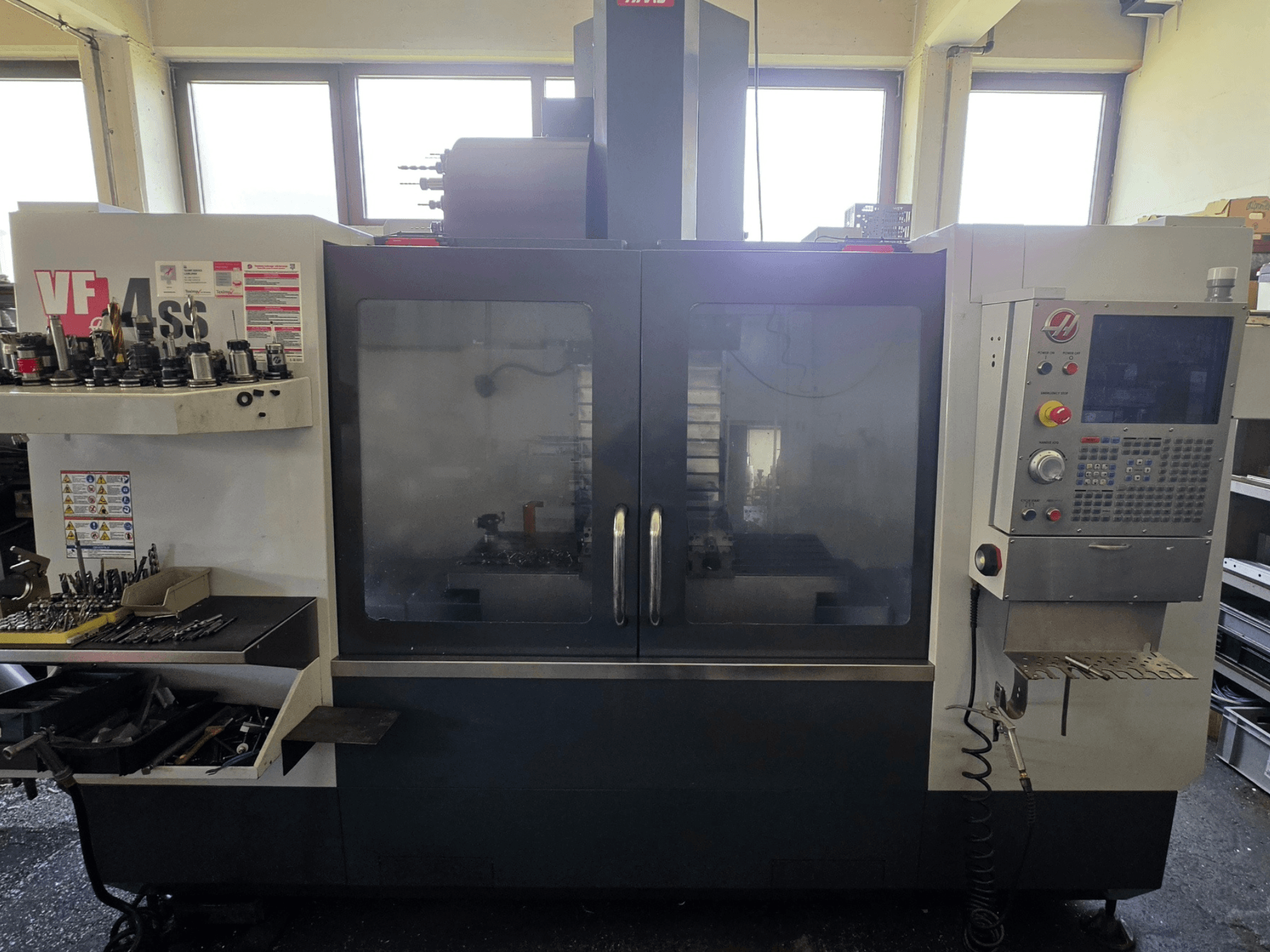 HAAS VF 34SS dikey işleme merkezi önden görünüm, kontrol paneli ve takım depolama alanı.
