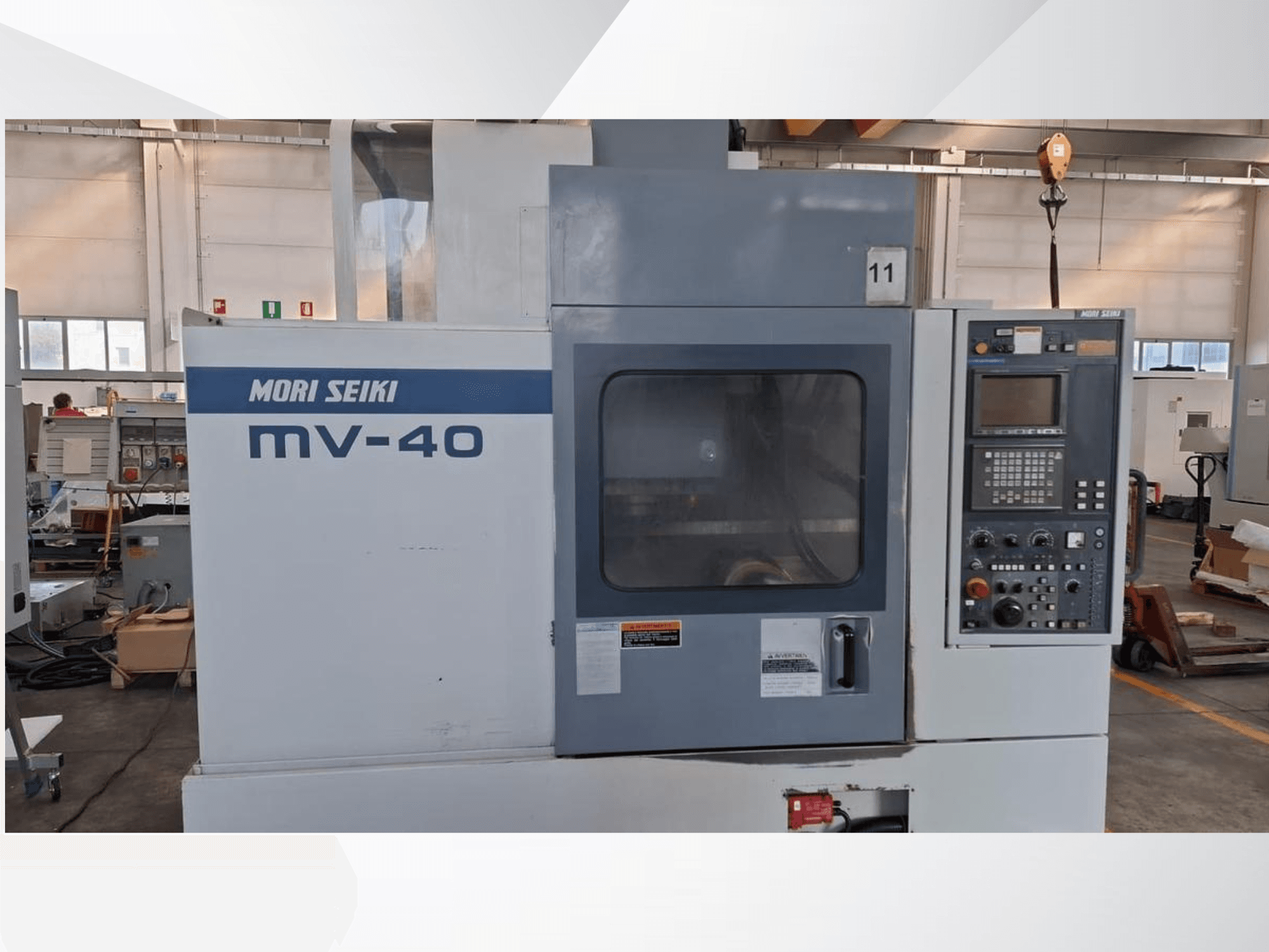 MORI SEIKI MV-40 Dik İşleme Merkezi, kontrol paneli ve pencereyi gösteren önden görünüm, atölye ortamında.