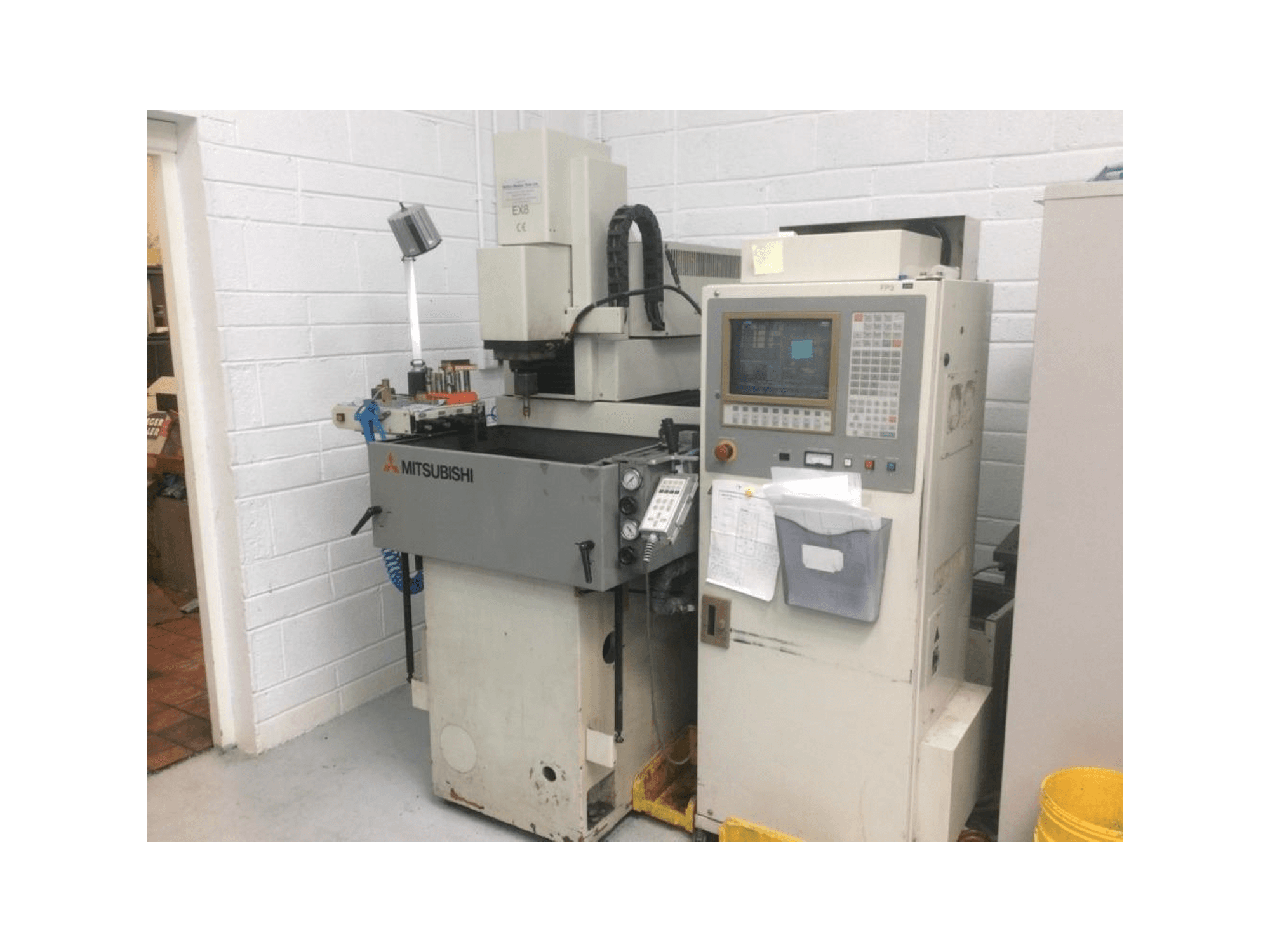 Makine Mitsubishi EX 8 - Önden görünüm