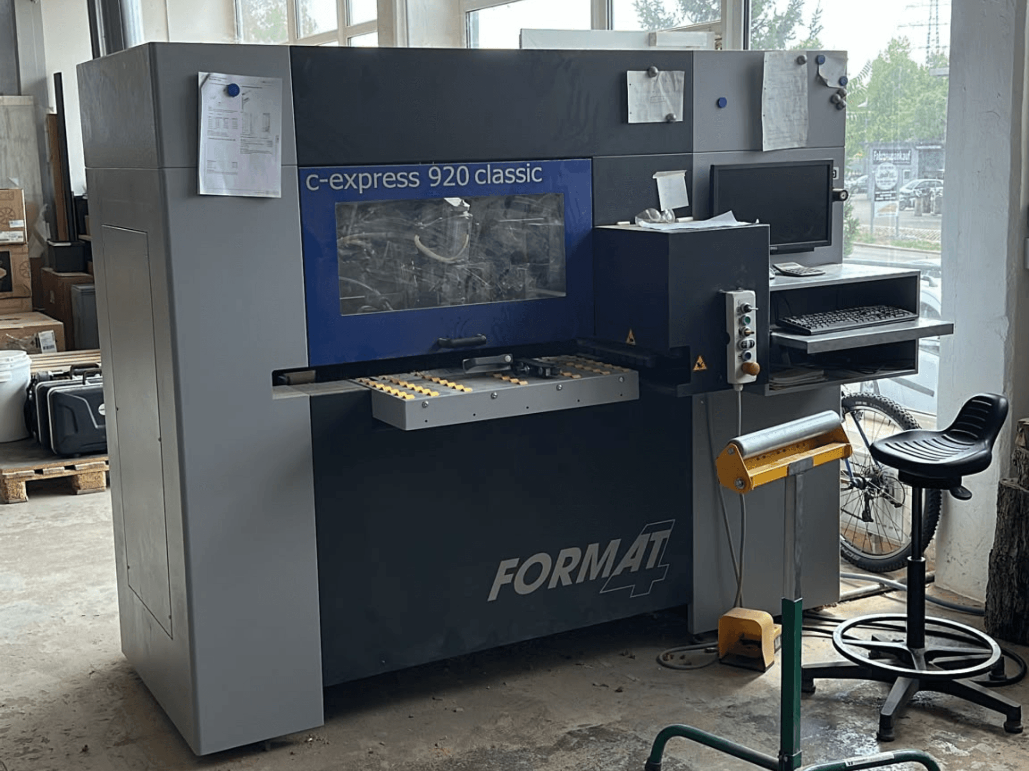 CNC ahşap işleme merkezi FORMAT4 c-express 920 classic; kontrol paneli ve çalışma alanını gösteren önden görünüm.