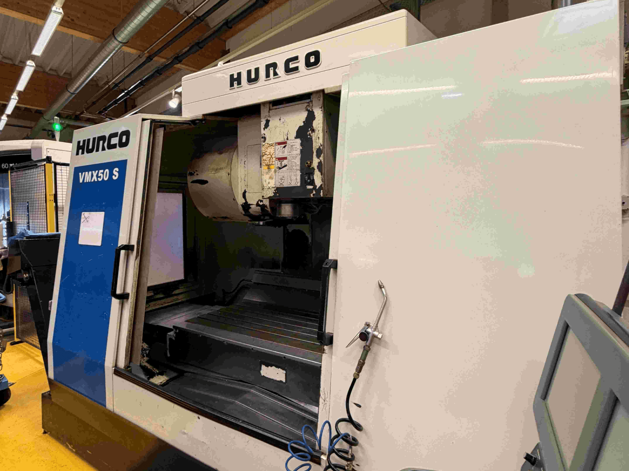 Hurco VMX50 S dikey işleme merkezi, yandan görünüm, açık kapı ve kontrol paneli.