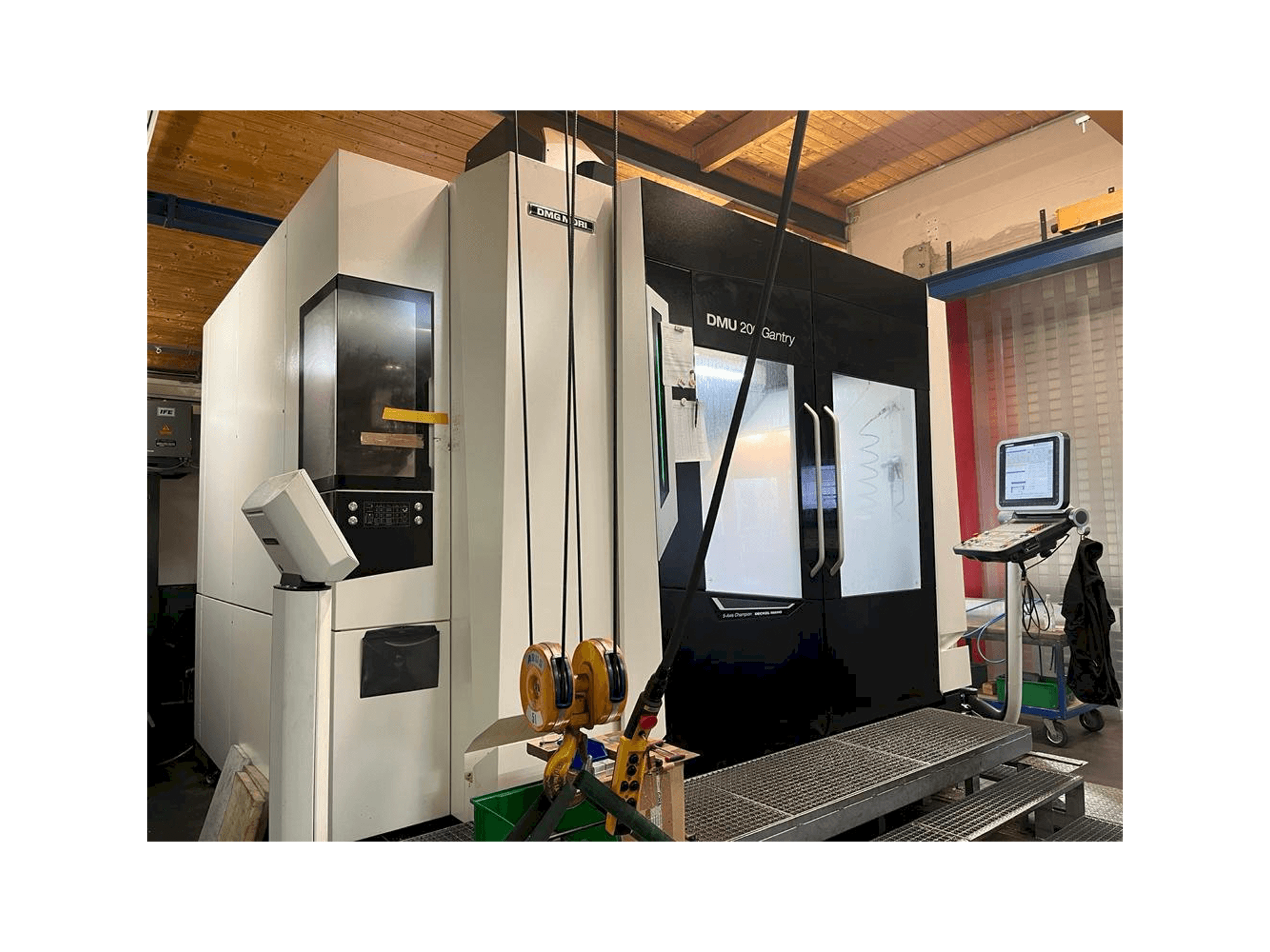 Makine DMG MORI DMU 200 Gantry - Önden görünüm
