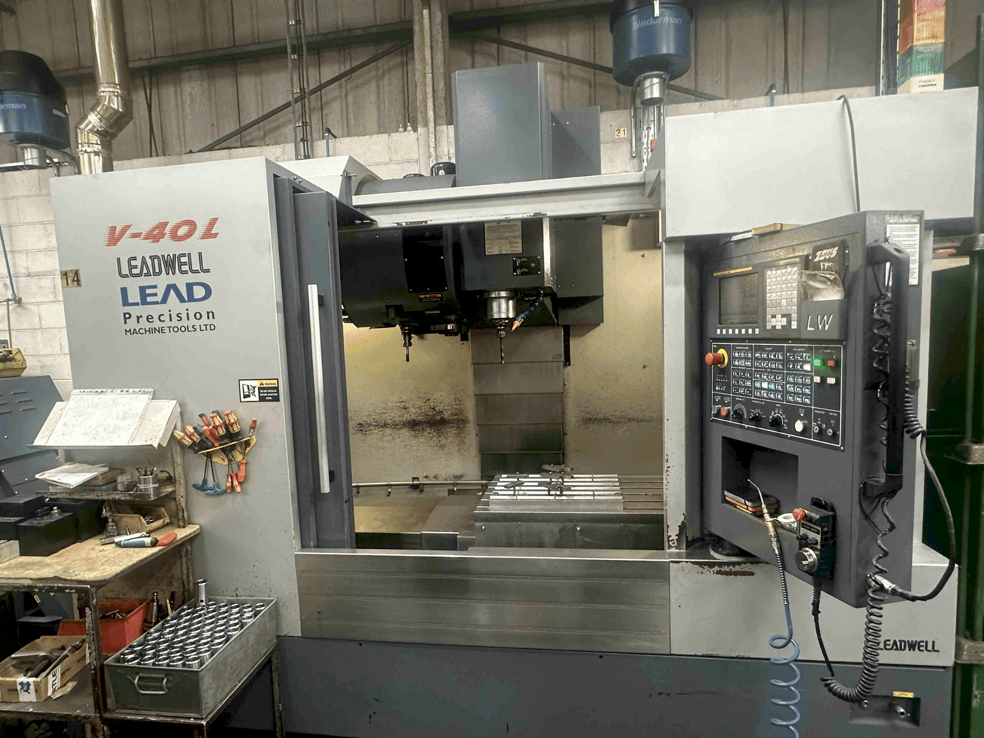 Makine Leadwell V-40L - Önden görünüm