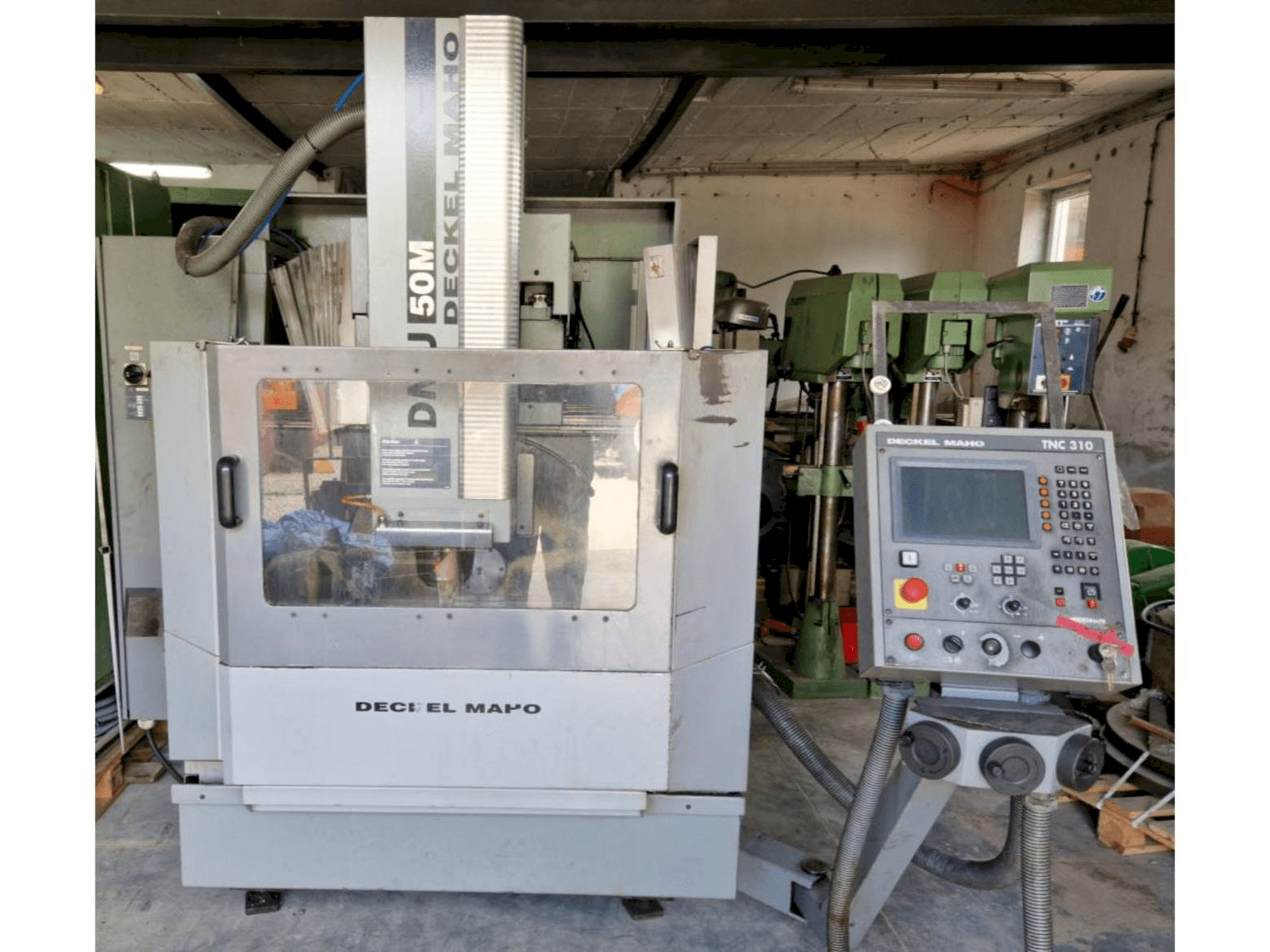 Makine DECKEL MAHO DMU 50M - Önden görünüm