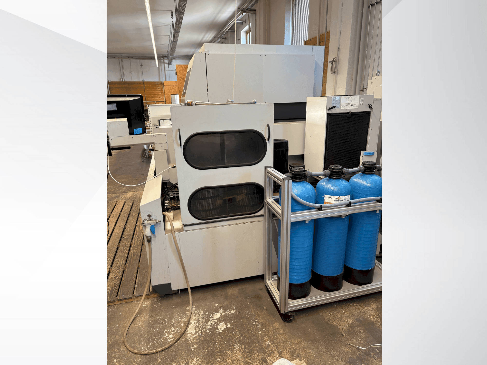 Makine Mitsubishi MV2400S - Önden görünüm