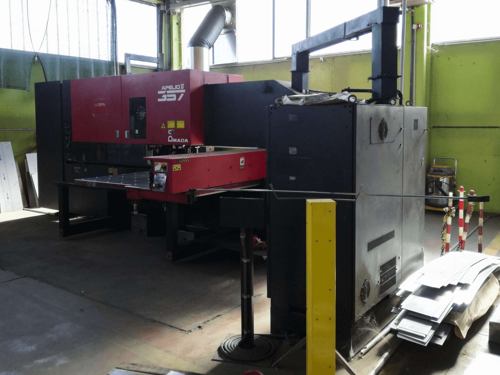 Makine AMADA - Sağdan görünüm APELIO II-357