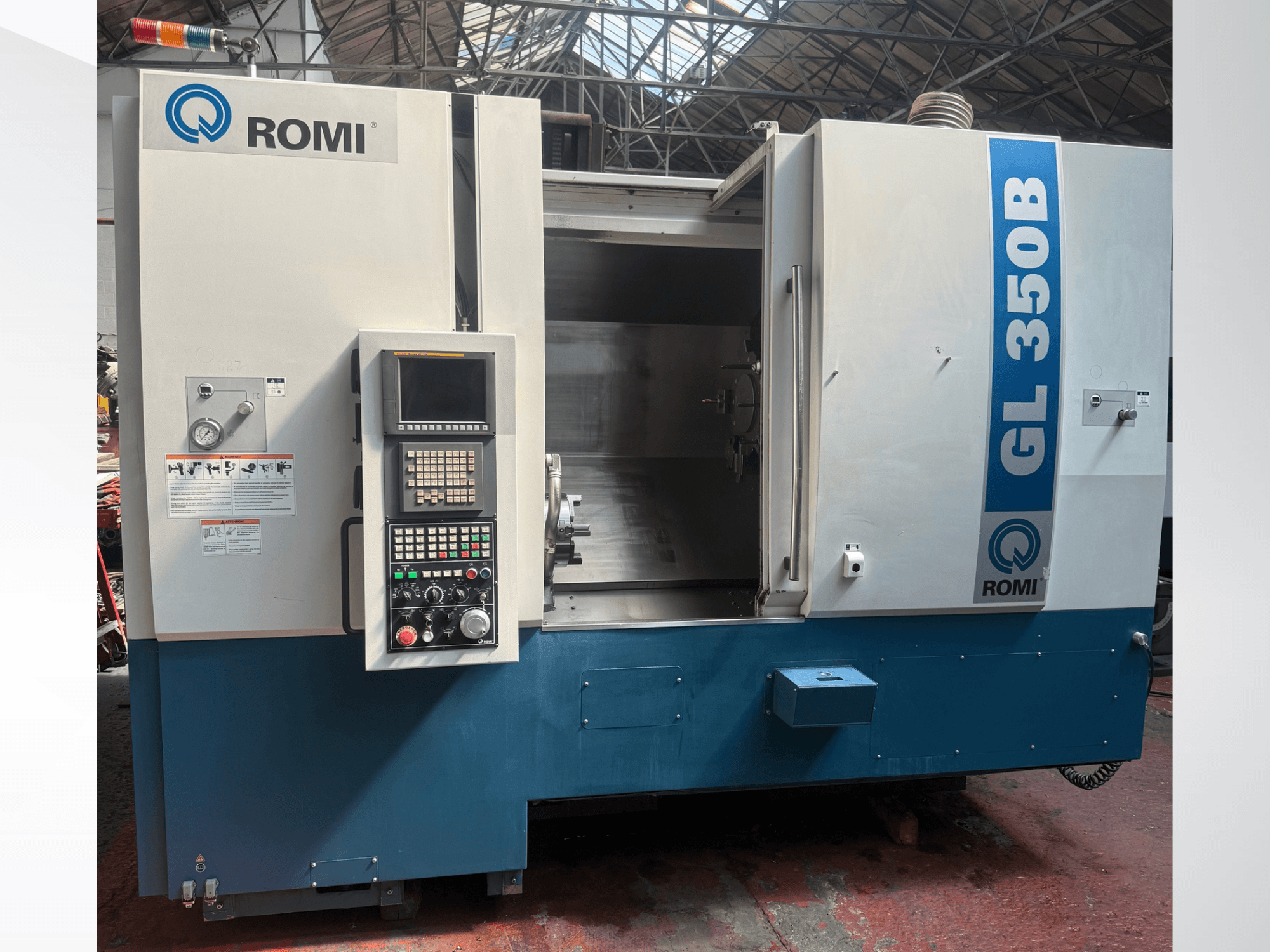 Romi GL 350B yatay torna makinesinin önden görünümü, kontrol paneli ve açık çalışma alanı.