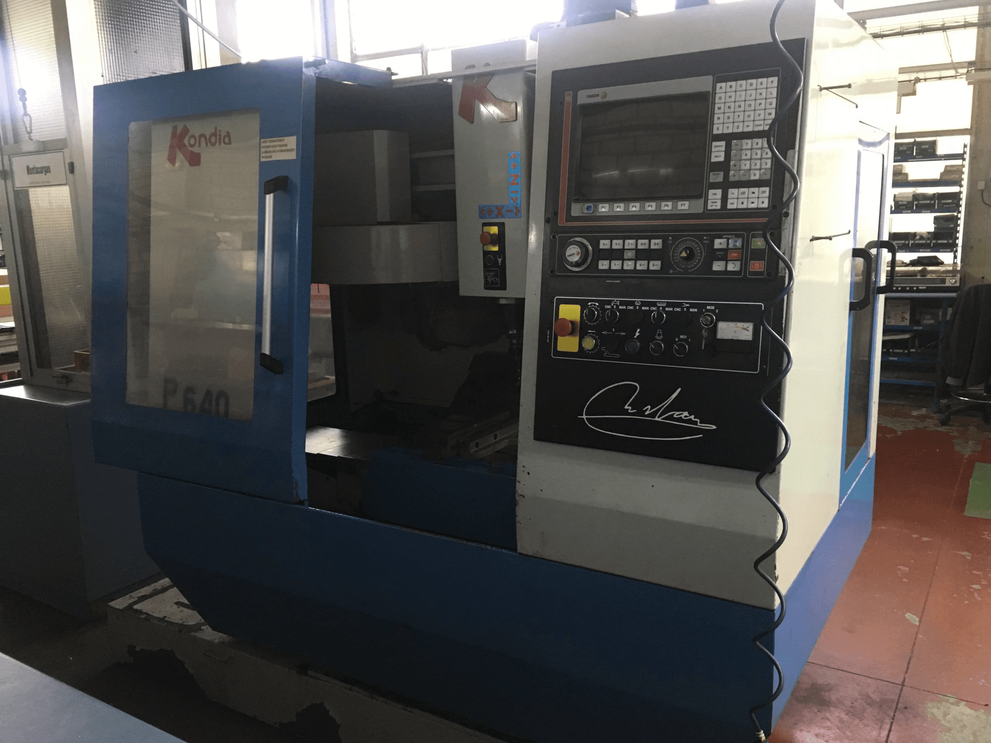 Makine KONDIA - Sağdan görünüm B-640