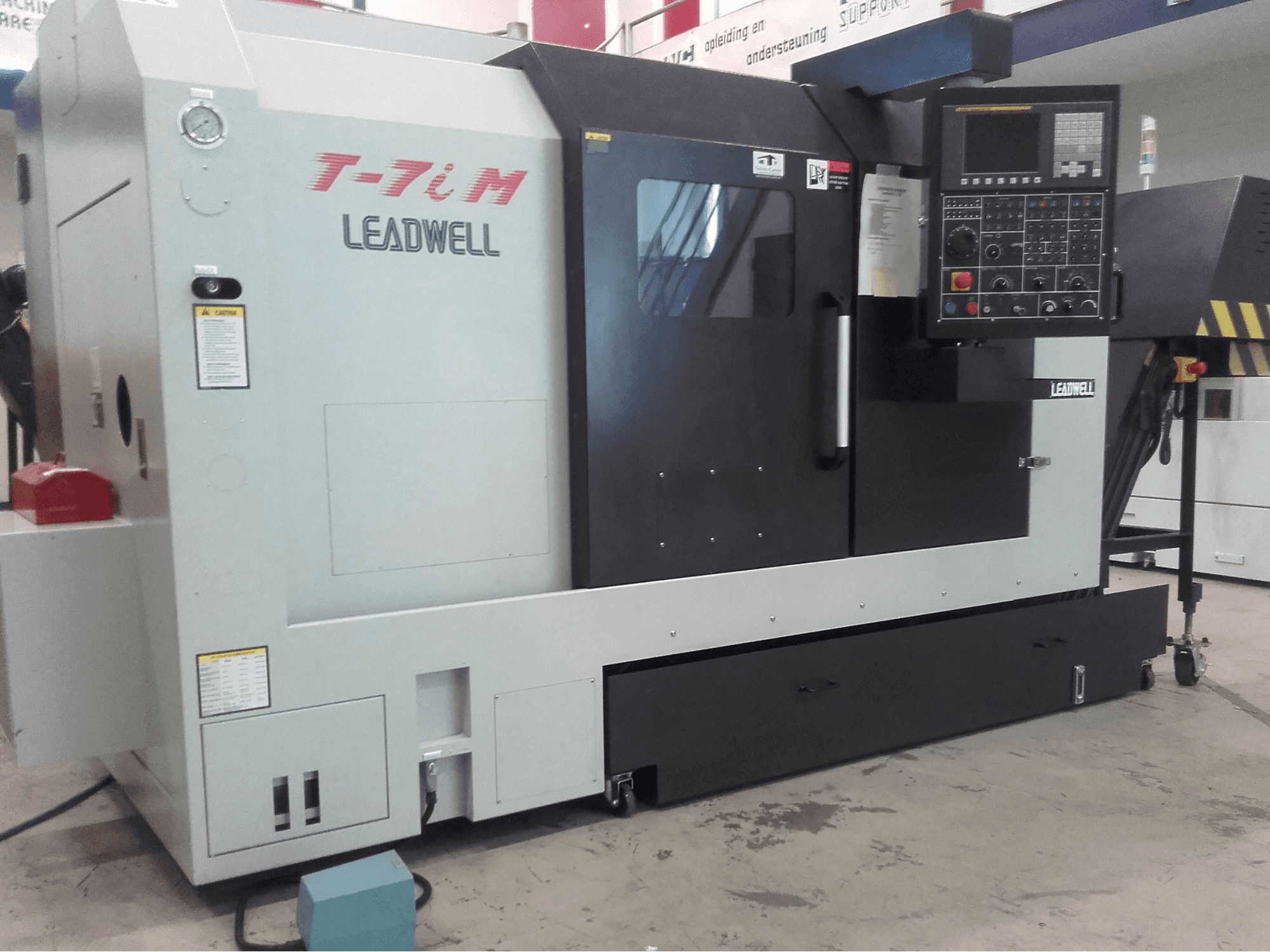 Makine Leadwell - Önden görünüm T-7iM