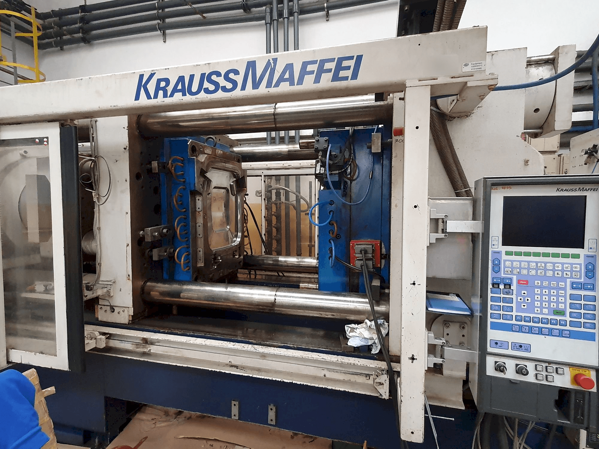 Makine Krauss Maffei 800-4350 BM (1996) - Önden görünüm