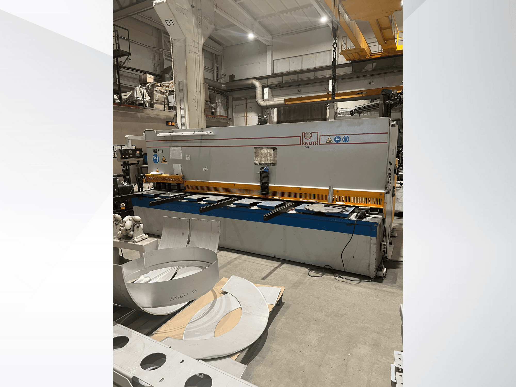 Atölyede Knuth model MT 4173 sac kesme makinesi, kesme tablası ve metal levhaları gösteren önden görünüm.