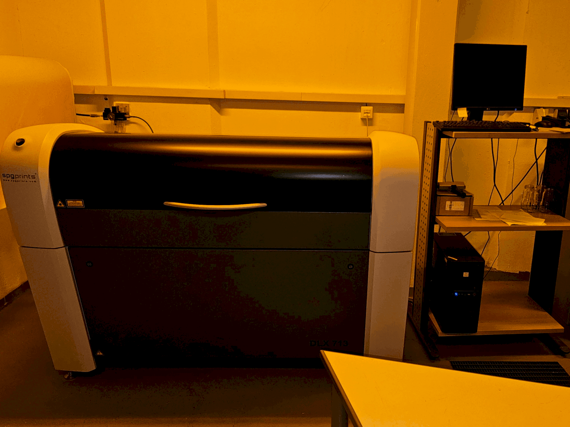 Makine SPGPrints DLX 713T - Önden görünüm