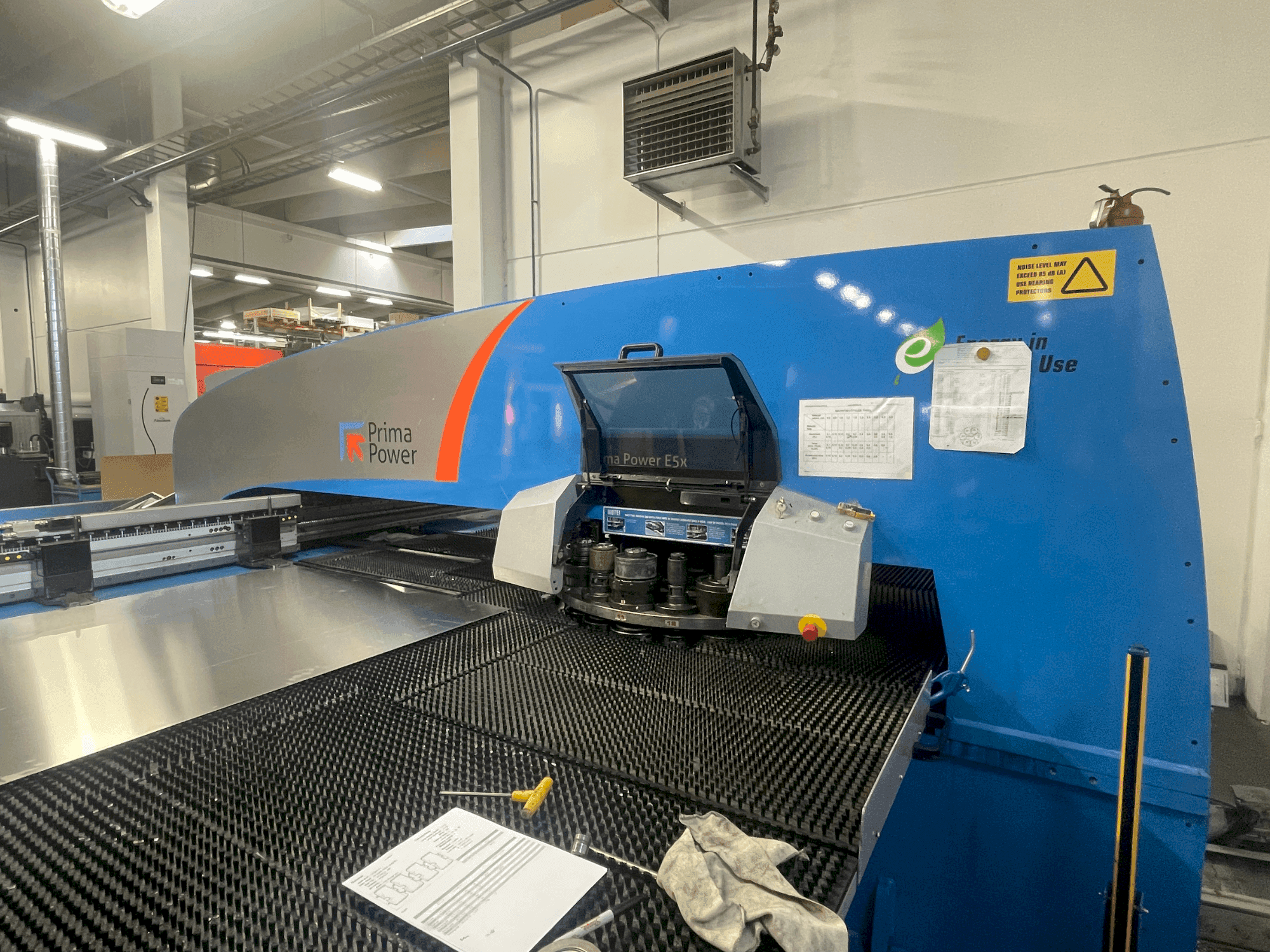 Makine Prima Power E5X - Önden görünüm