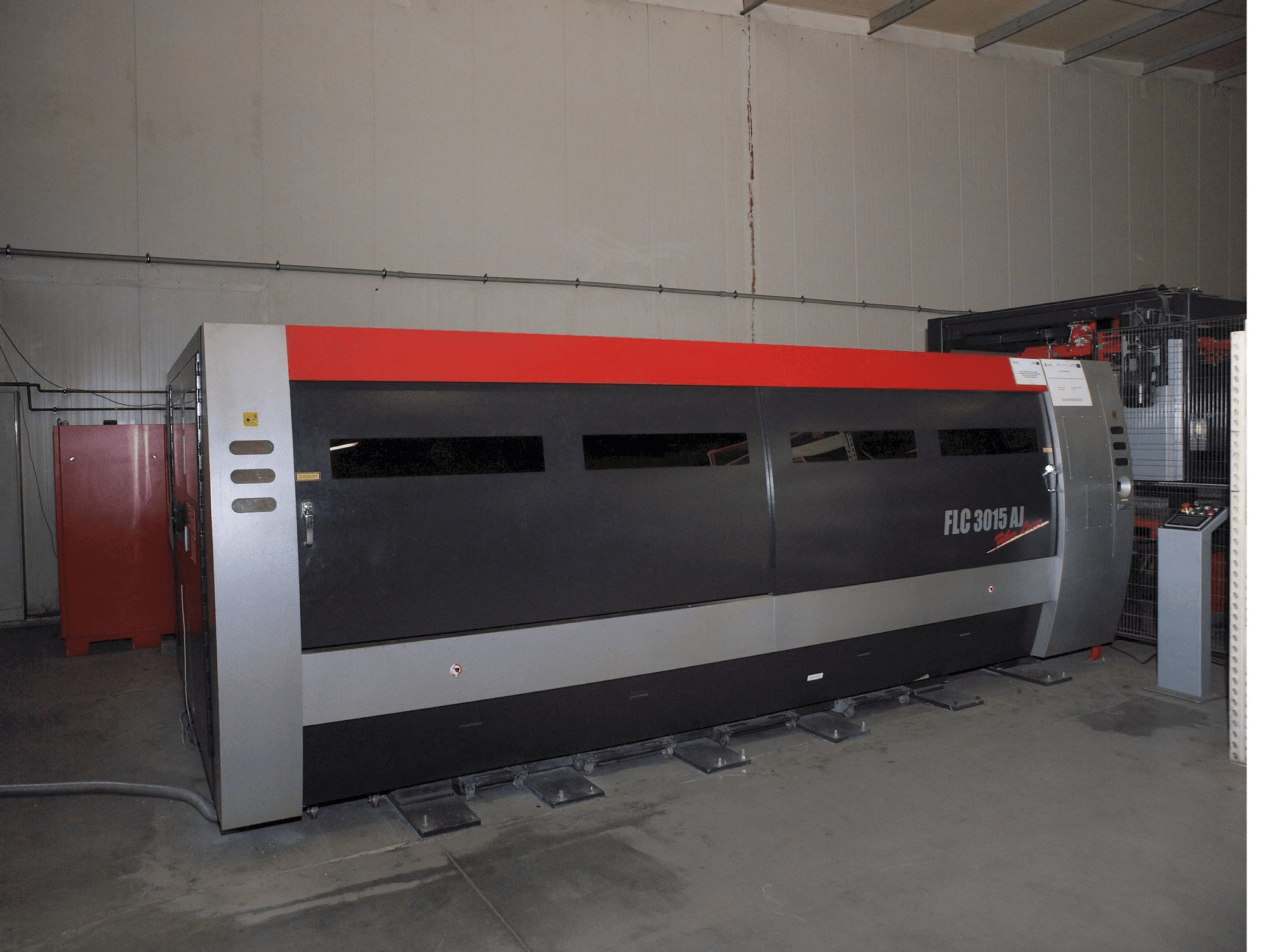 Makine AMADA LC-3015 AJ 2kW Fiber laser - Önden görünüm