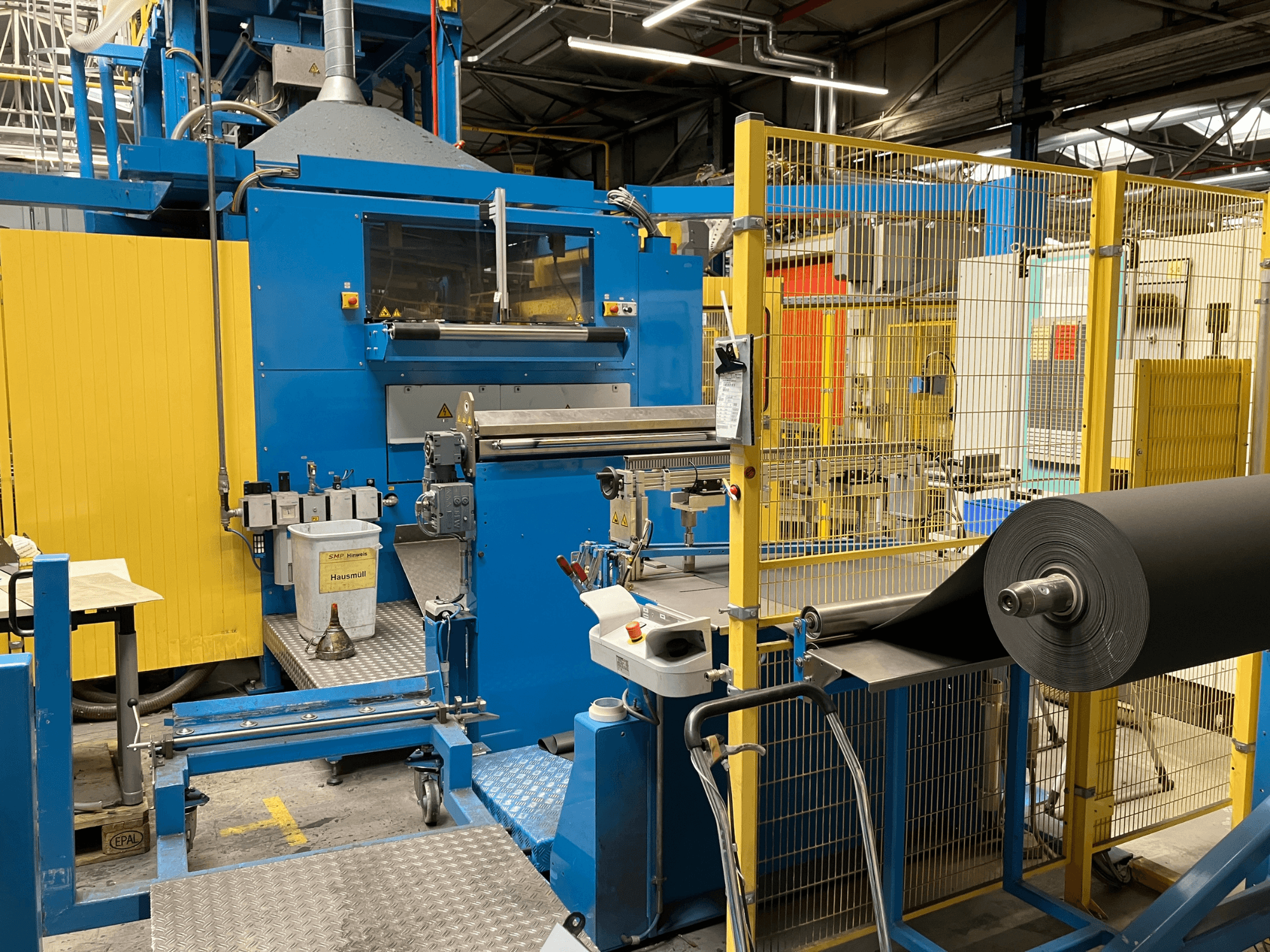KIEFEL KLS 86/235 plastik işleme makinesinin önden görünümü, siyah malzeme rulosu ve kontrol paneli.