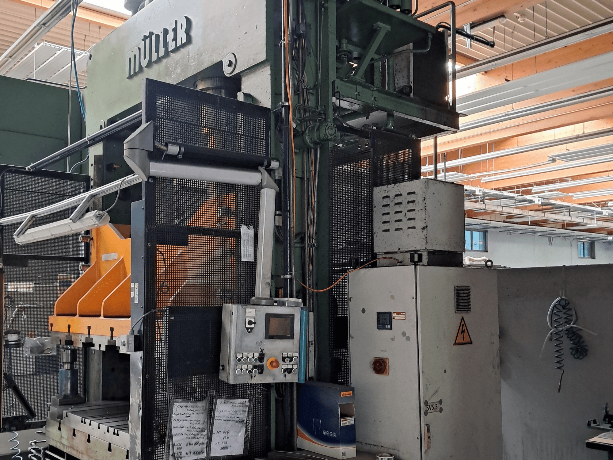 Müller SE 201.1.1 /32 metal pres, önden görünüm; kontrol paneli, güvenlik koruyucusu ve çalışma bileşenleri gösterilmektedir.