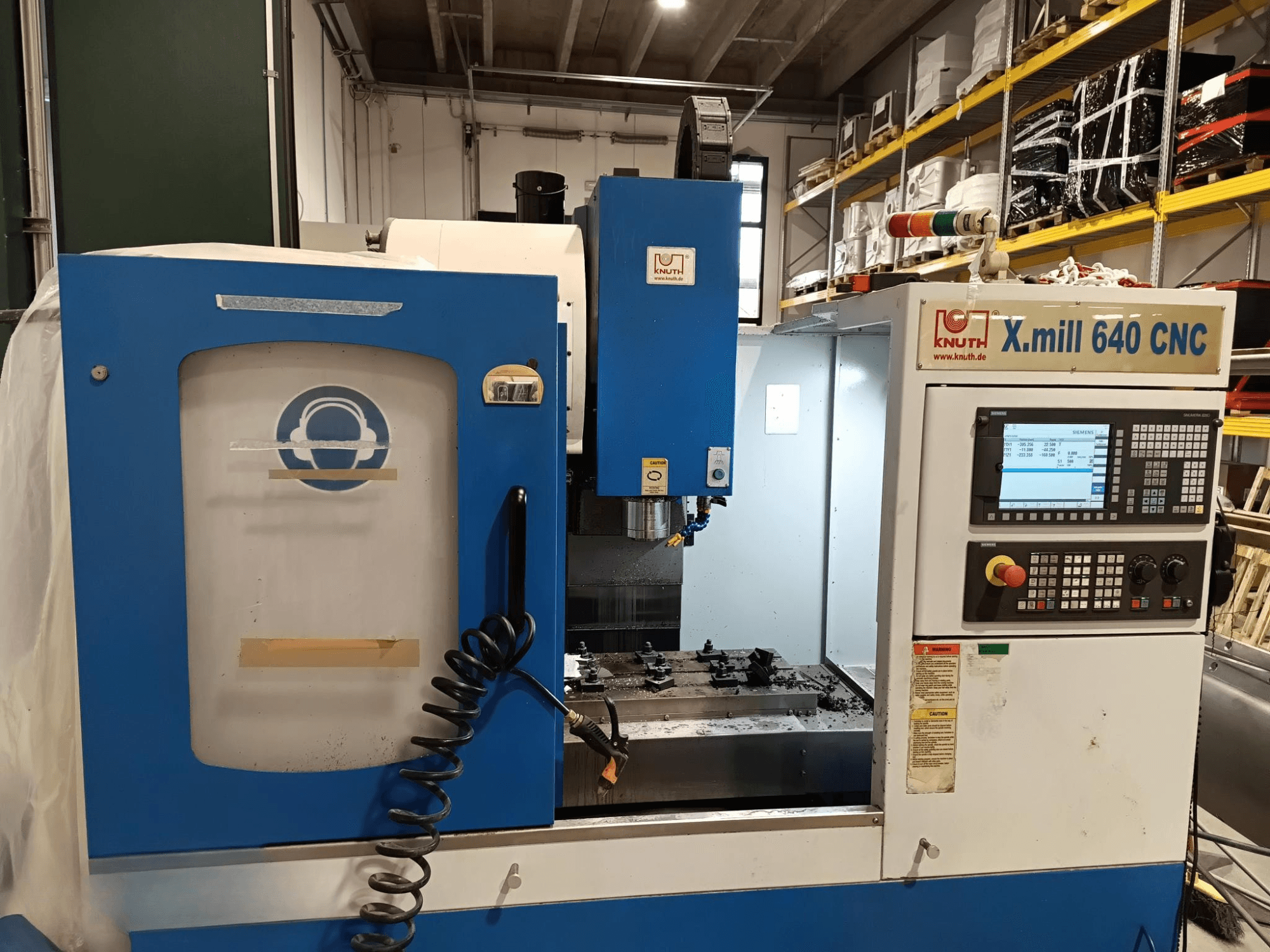 Knuth X.mill 640 CNC makinesi yan görünümde, kontrol paneli, iş mili alanı ve görünür iş parçası kurulumuna sahiptir.