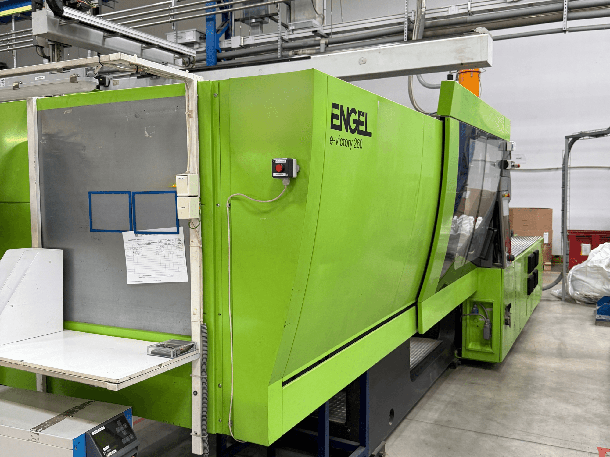Yan taraftan bakıldığında kontrol paneli ve çalışma yüzeyi görülen Green Engel e-victory 260 elektrikli enjeksiyon kalıplama makinesi.