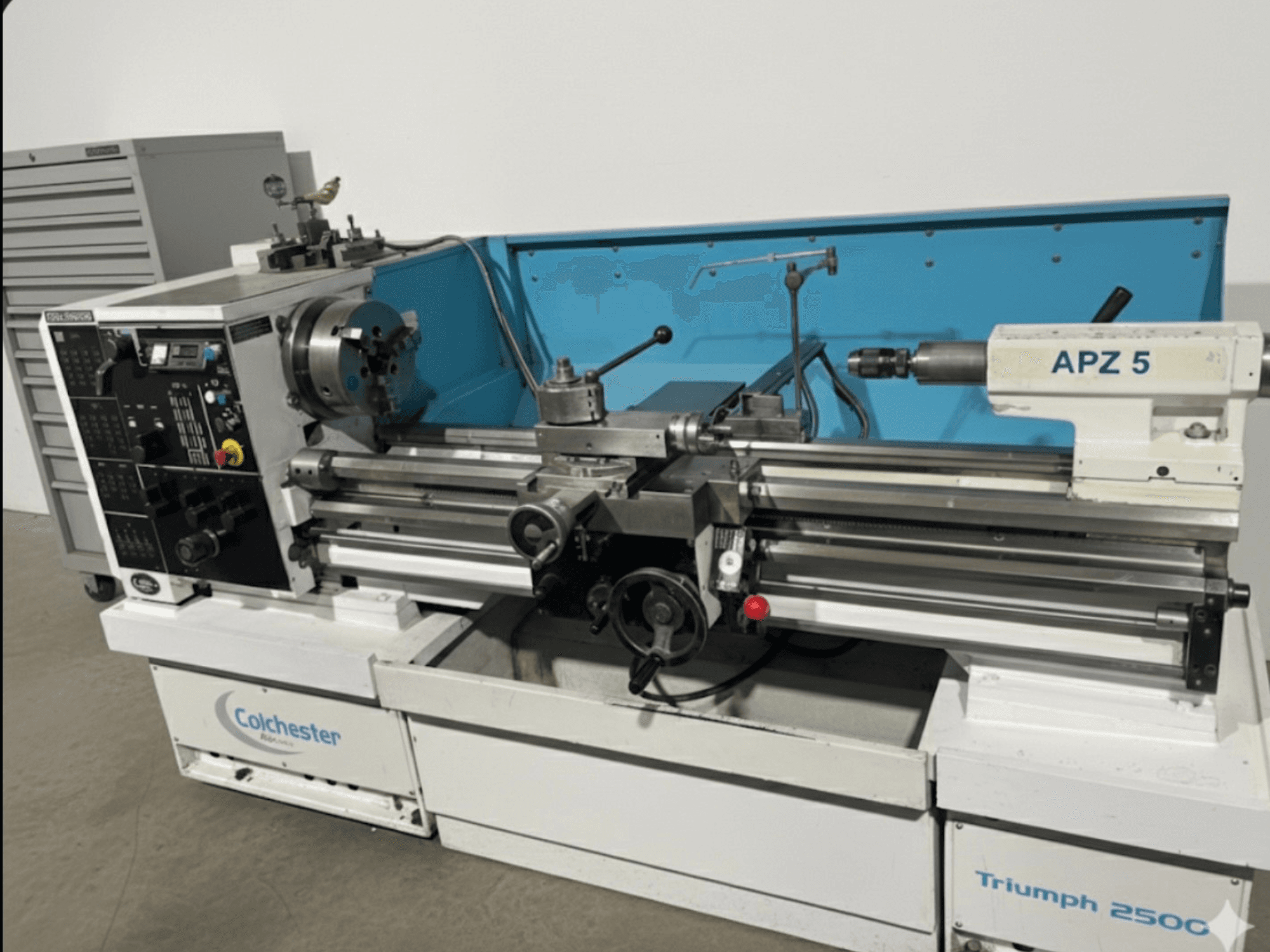 Colchester Triumph 250C torna tezgahı, önden görünüm, APZ 5 ataşmanı ve kadranlı ve düğmeli kontrol paneli.